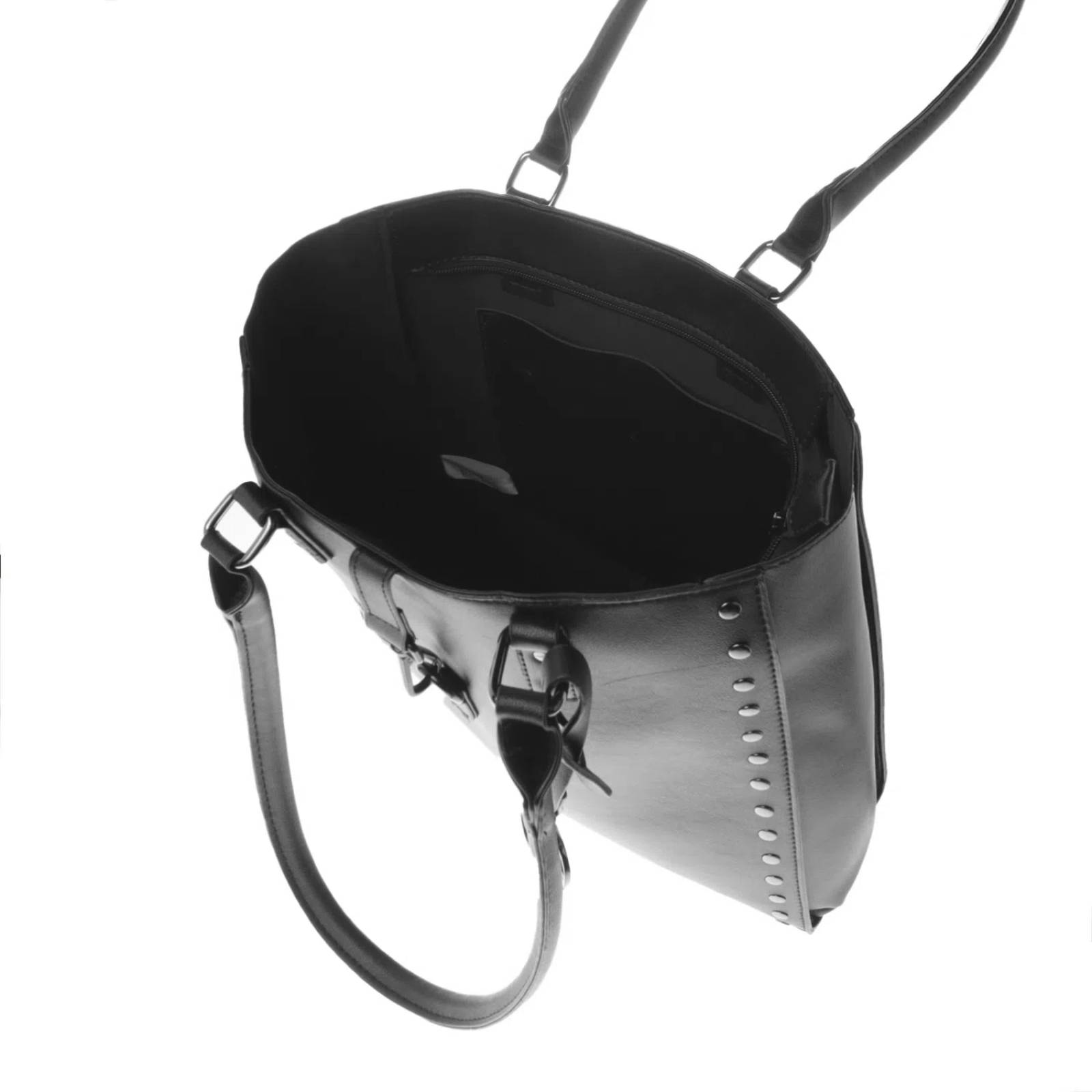 Bolsa color negro con estoperoles