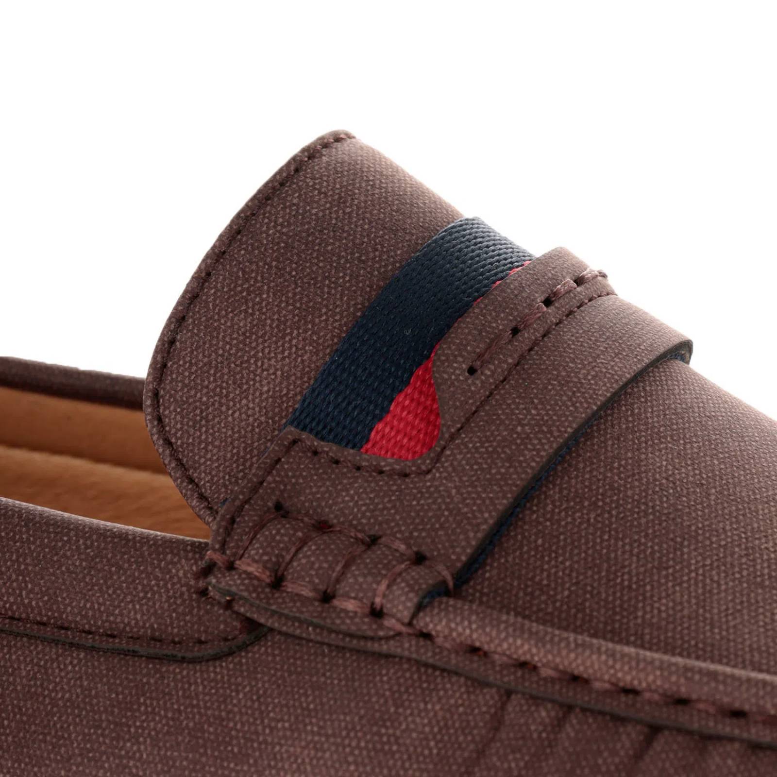 Mocasín Paulo color café textura suave y cinta tricolor en empeine