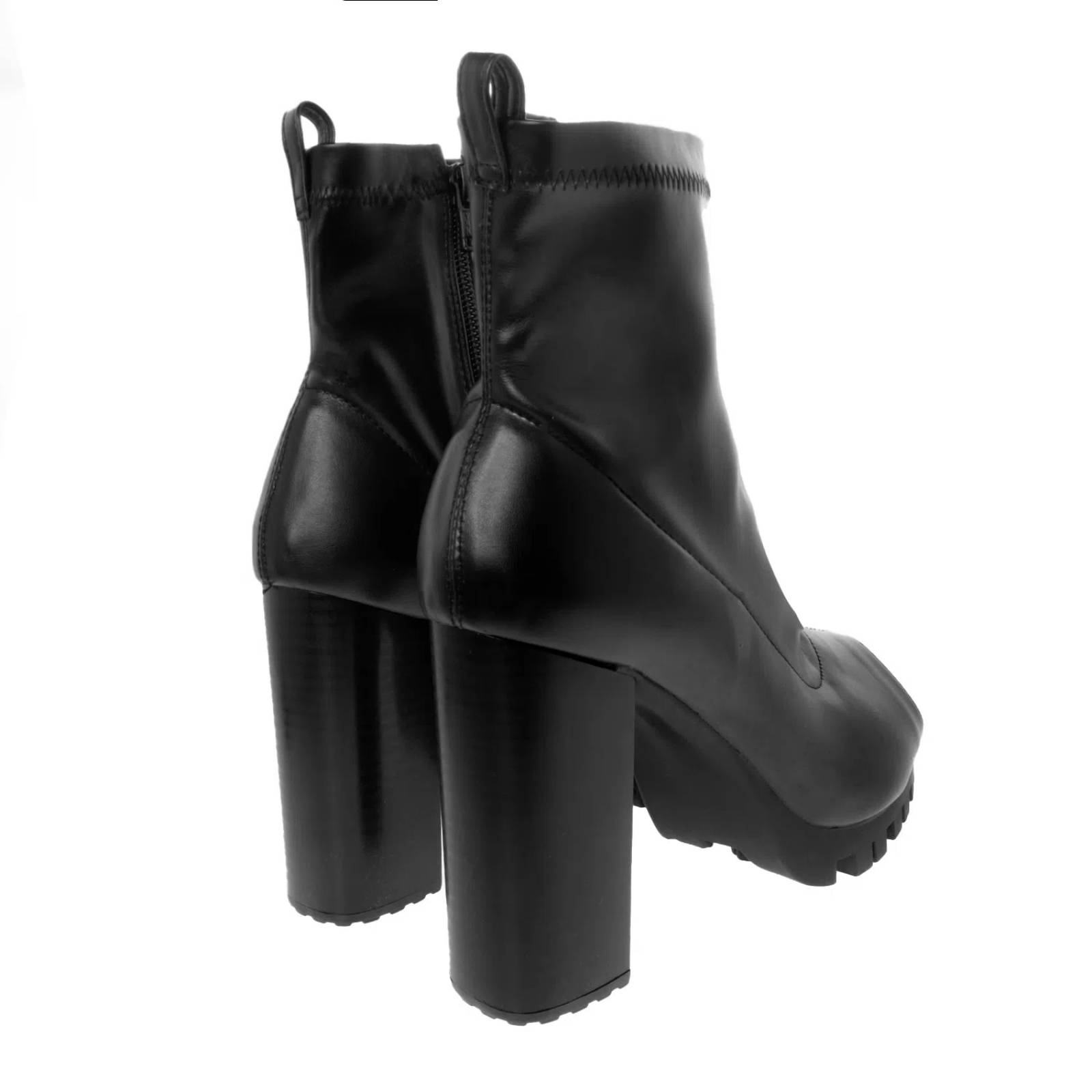 Botín Paula color negro shootie con tacón cuadrado