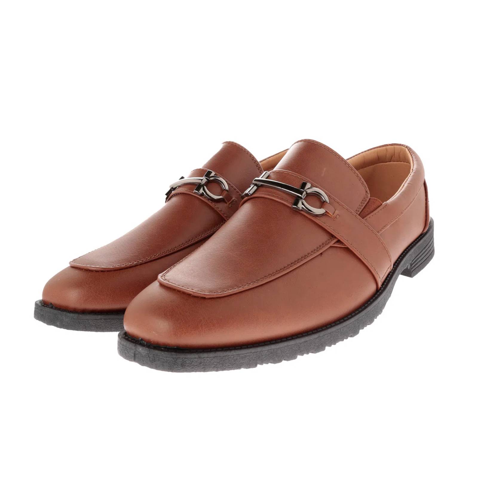 Mocasín color camel con costuras y hebilla color humo