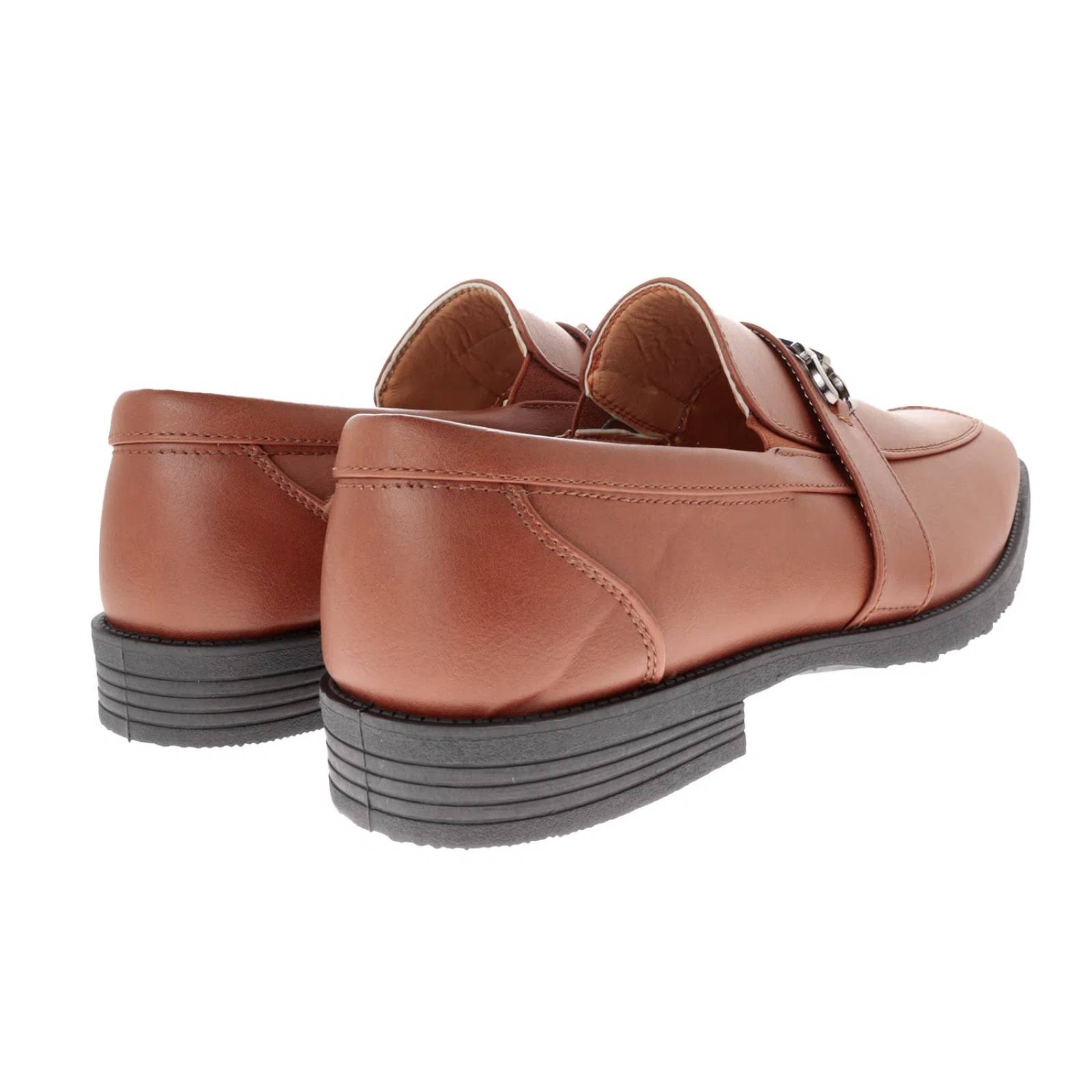 Mocasín color camel con costuras y hebilla color humo