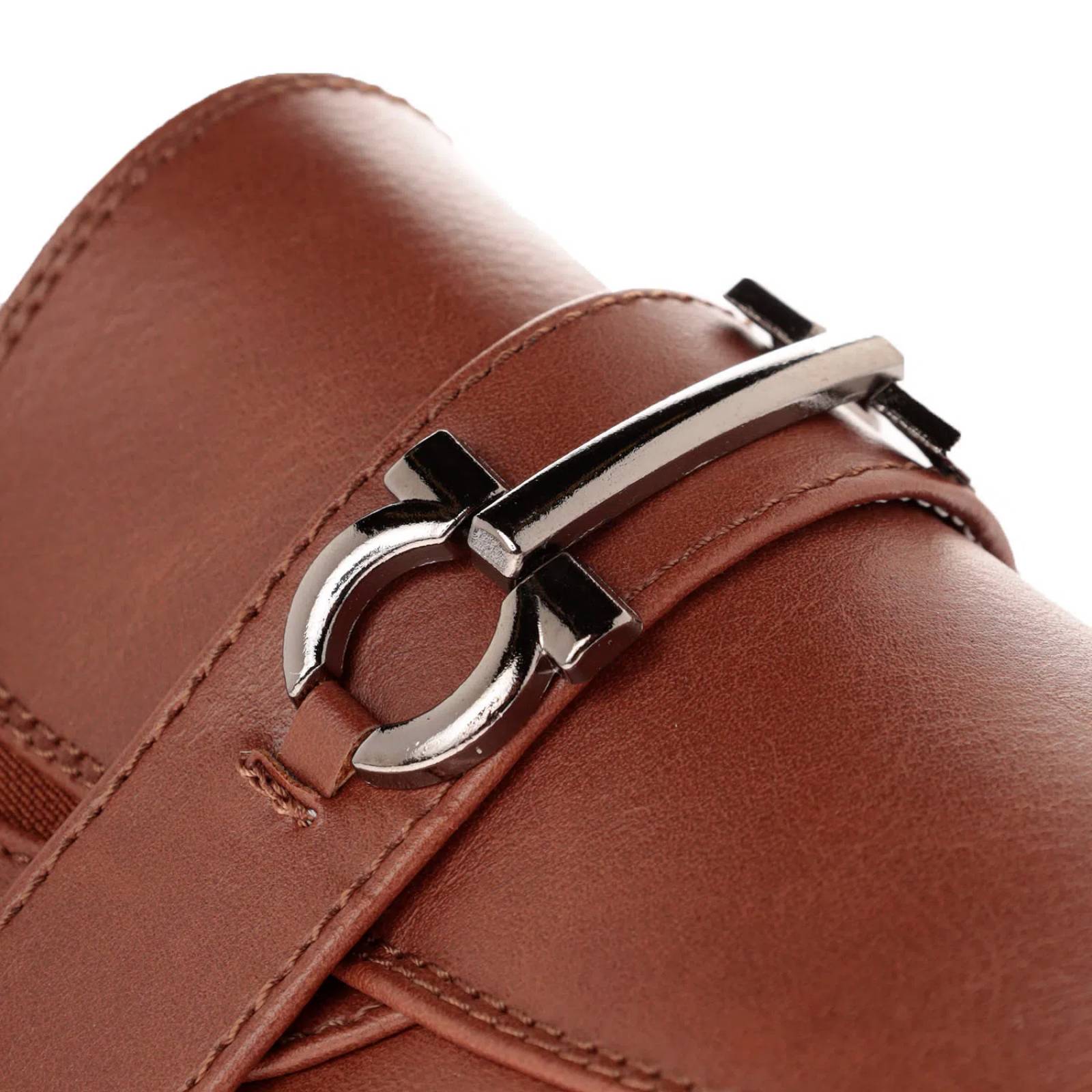 Mocasín color camel con costuras y hebilla color humo