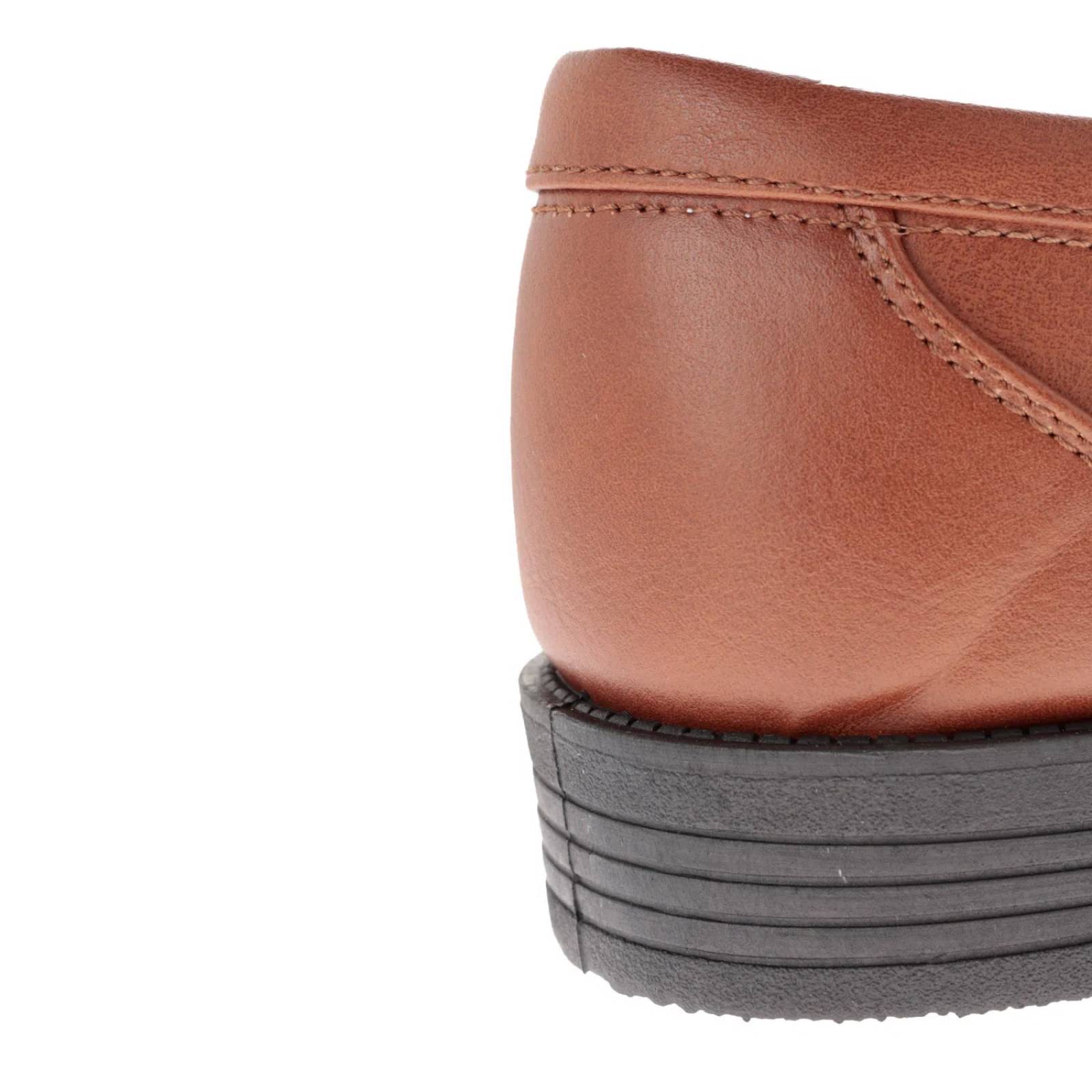 Mocasín color camel con costuras y hebilla color humo