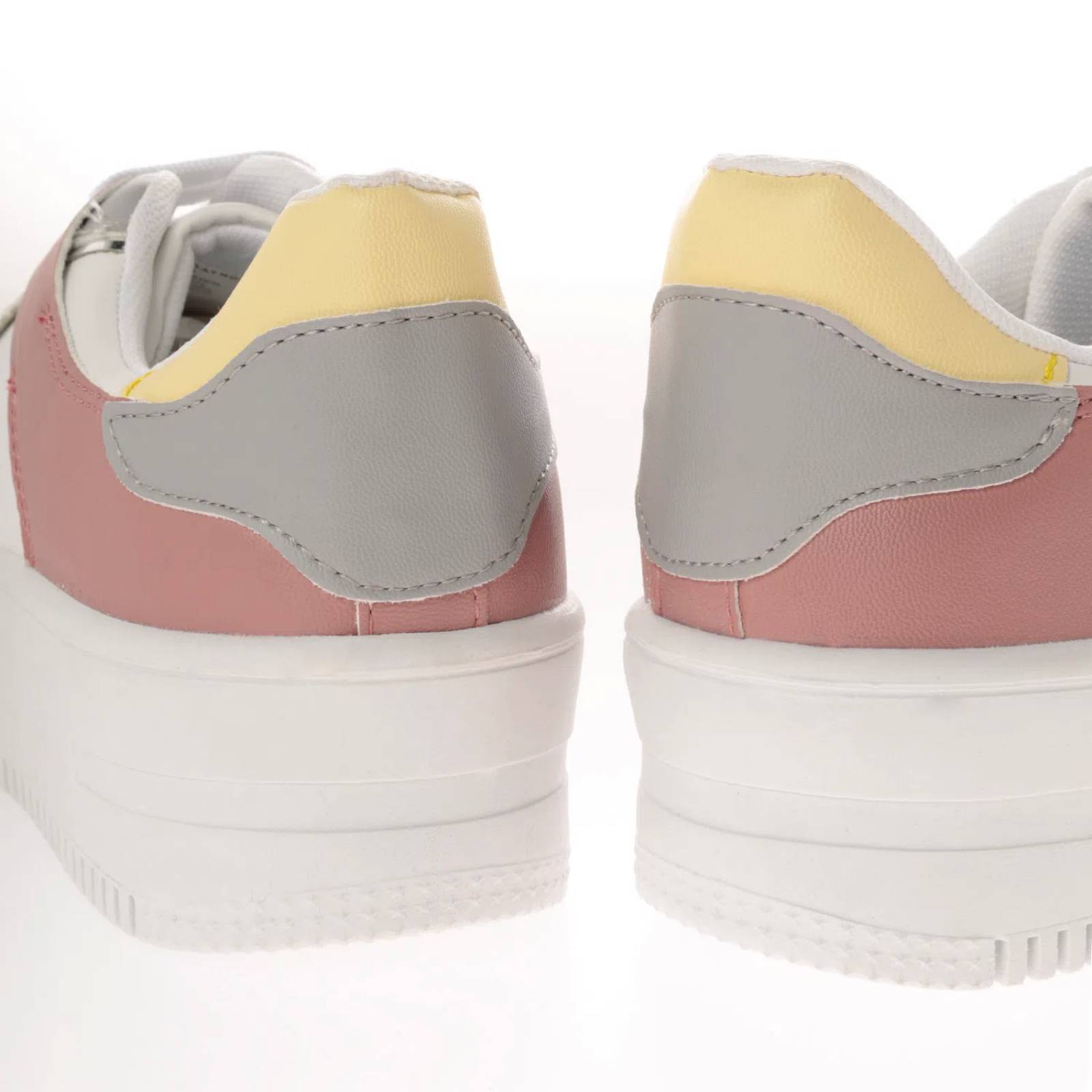 Tenis Esmeralda color gris claro con detalles en color pastel