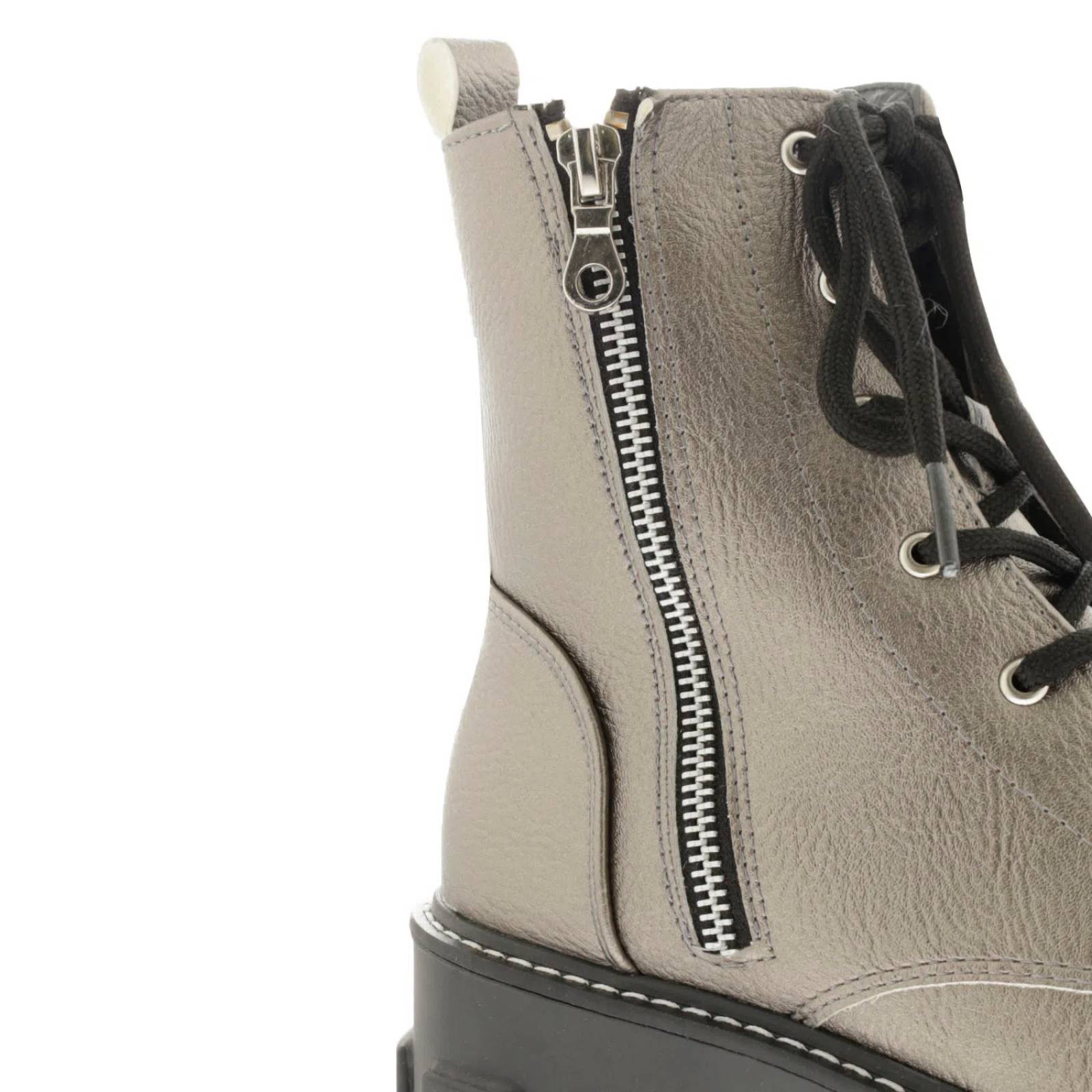 Botín Camila color inox textura brillosa