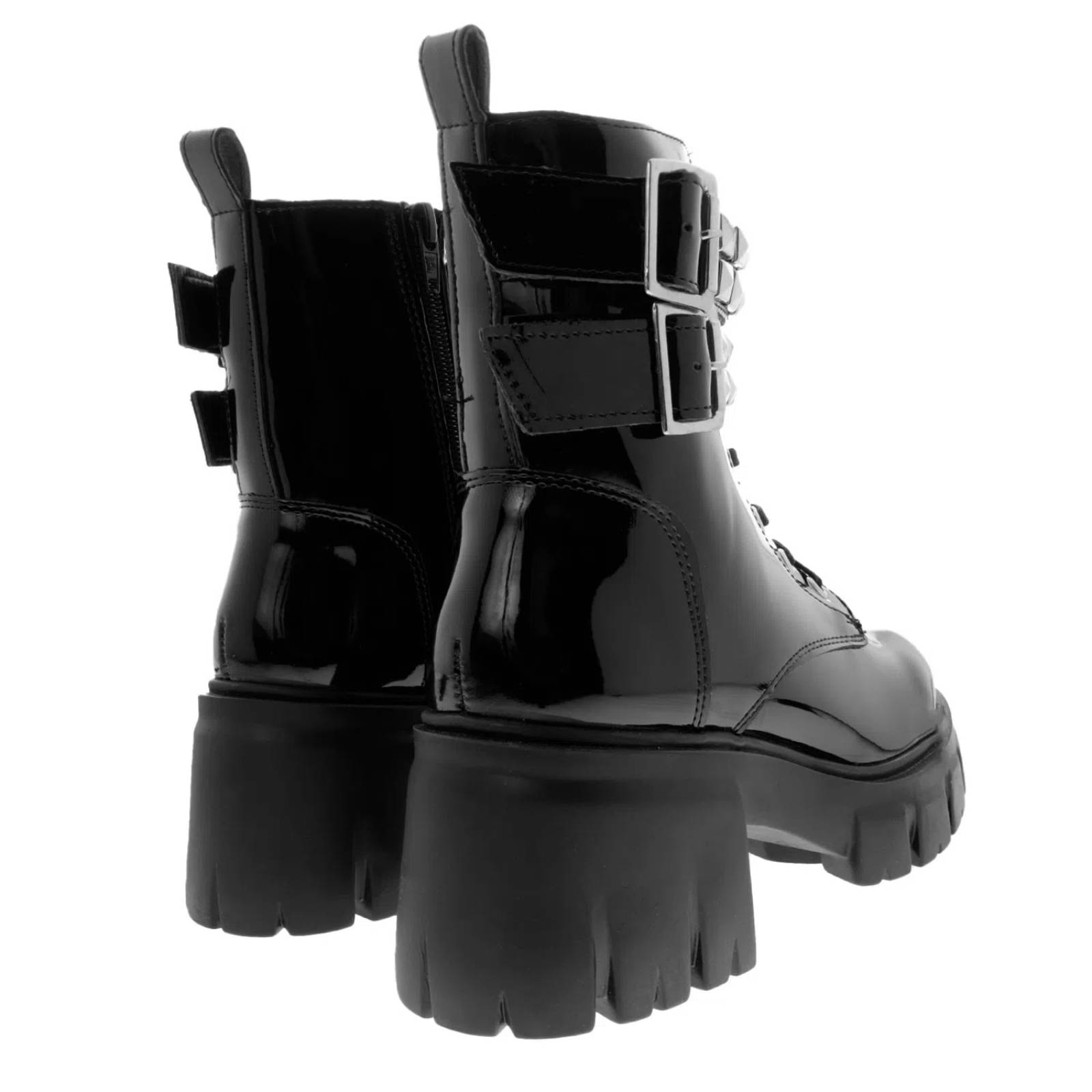 Botín Isa color negro con estoperoles