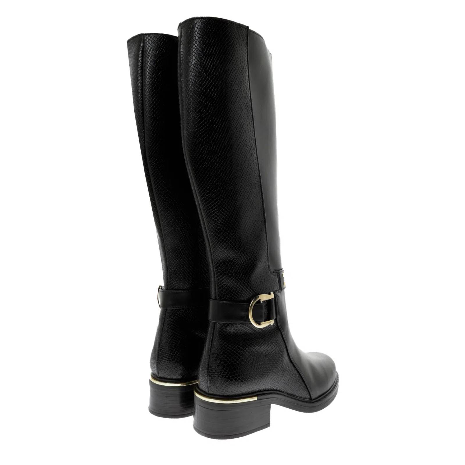 Bota Mía color negro textura snake