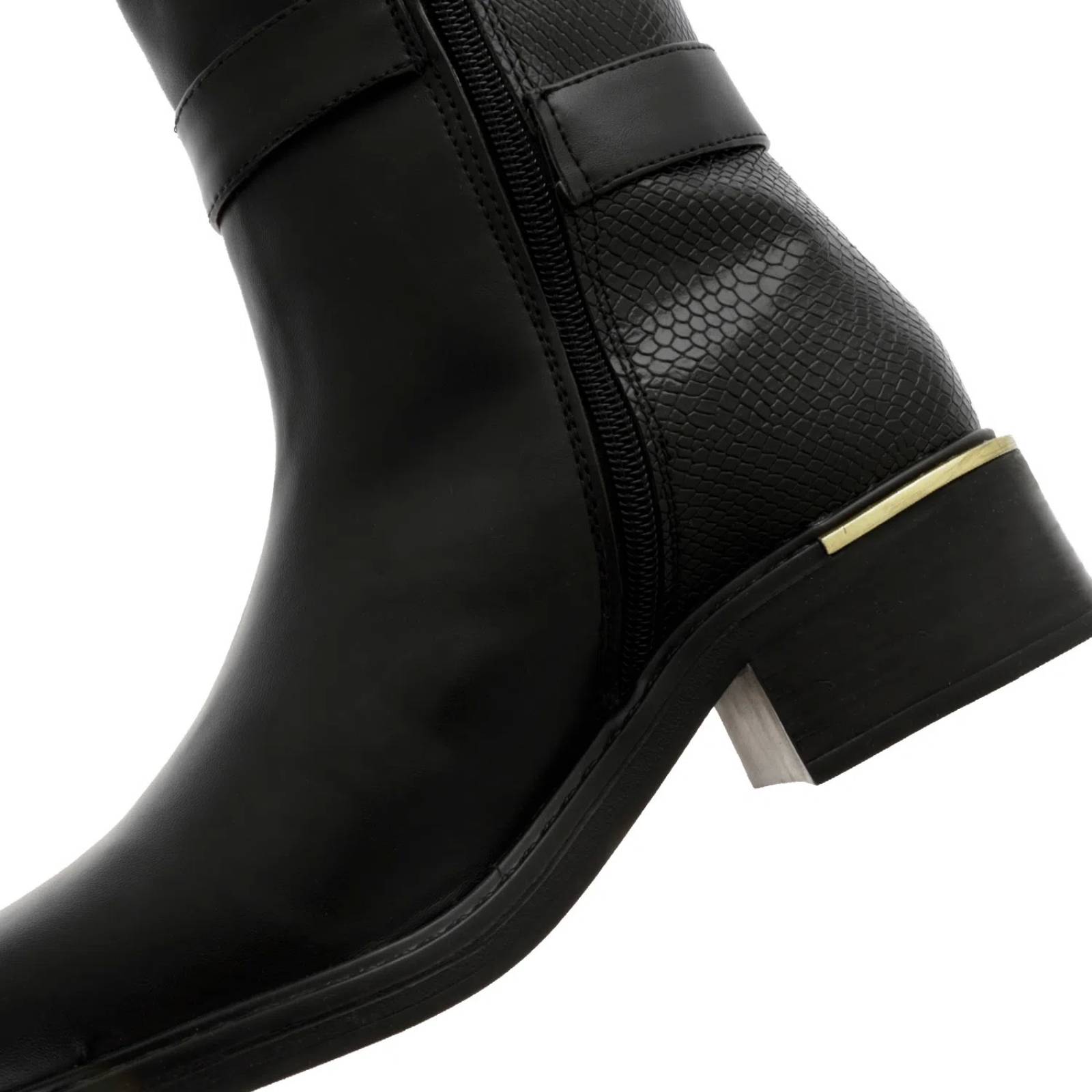 Bota Mía color negro textura snake