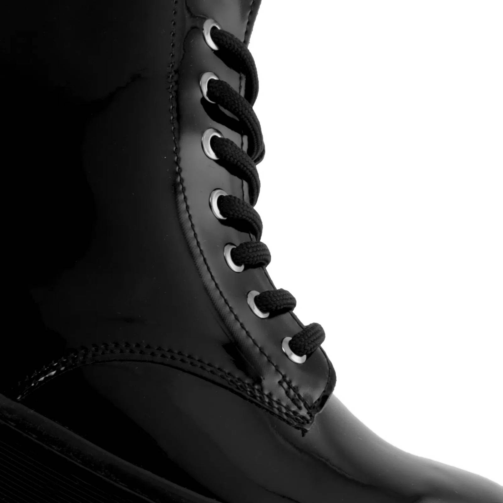 Botín Camila color negro tornasol charol D01130674661