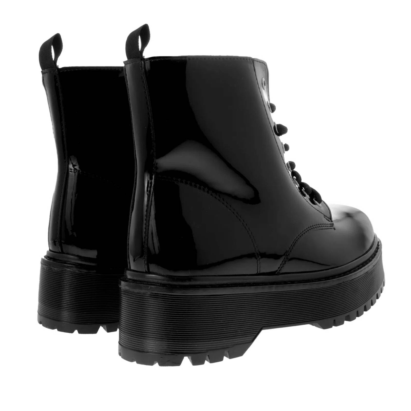 Botín Camila color negro tornasol charol D01130674661