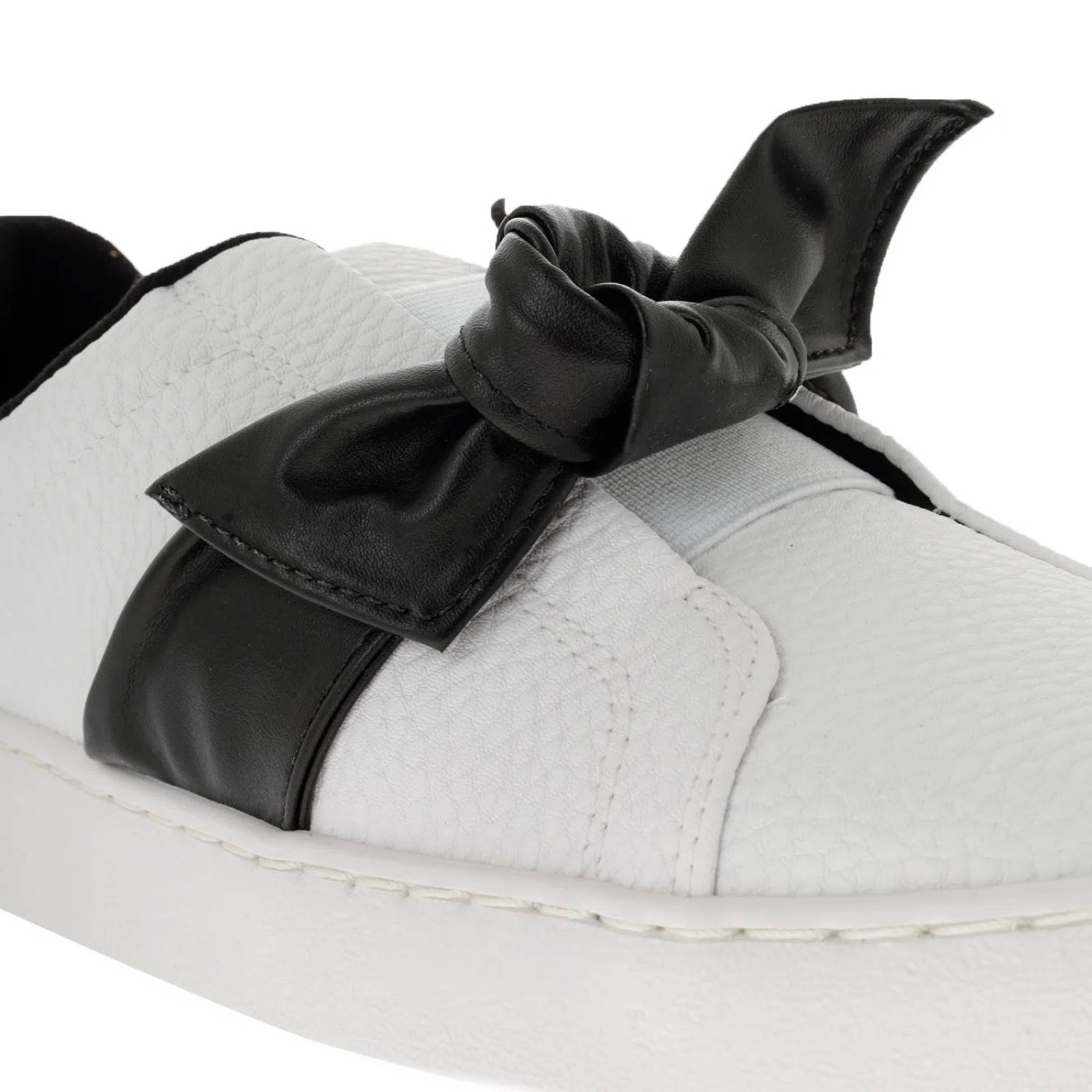 Tenis Auro color blanco con moño negro D14240091620