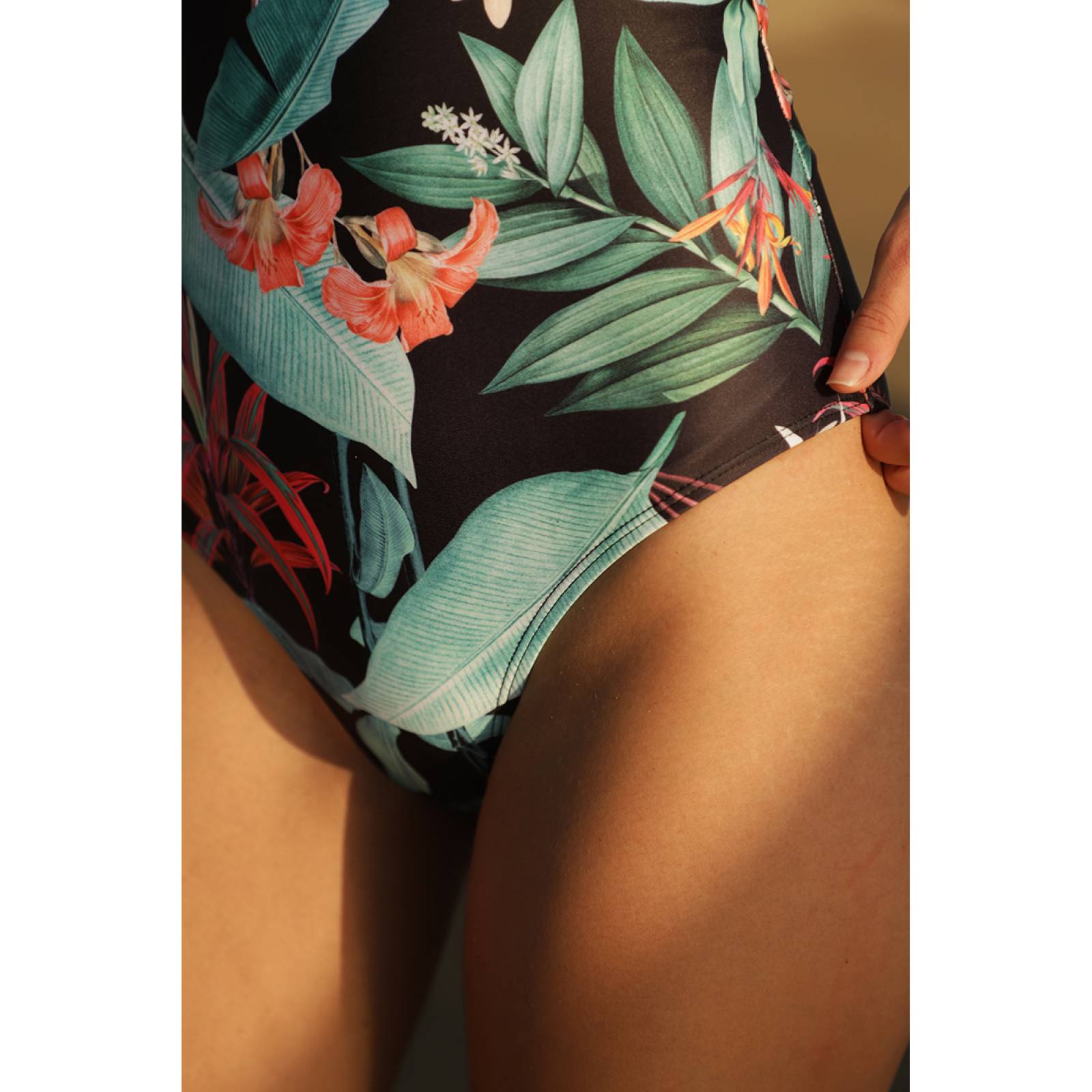 TRAJE DE BAÑO ESCOTE V LISO