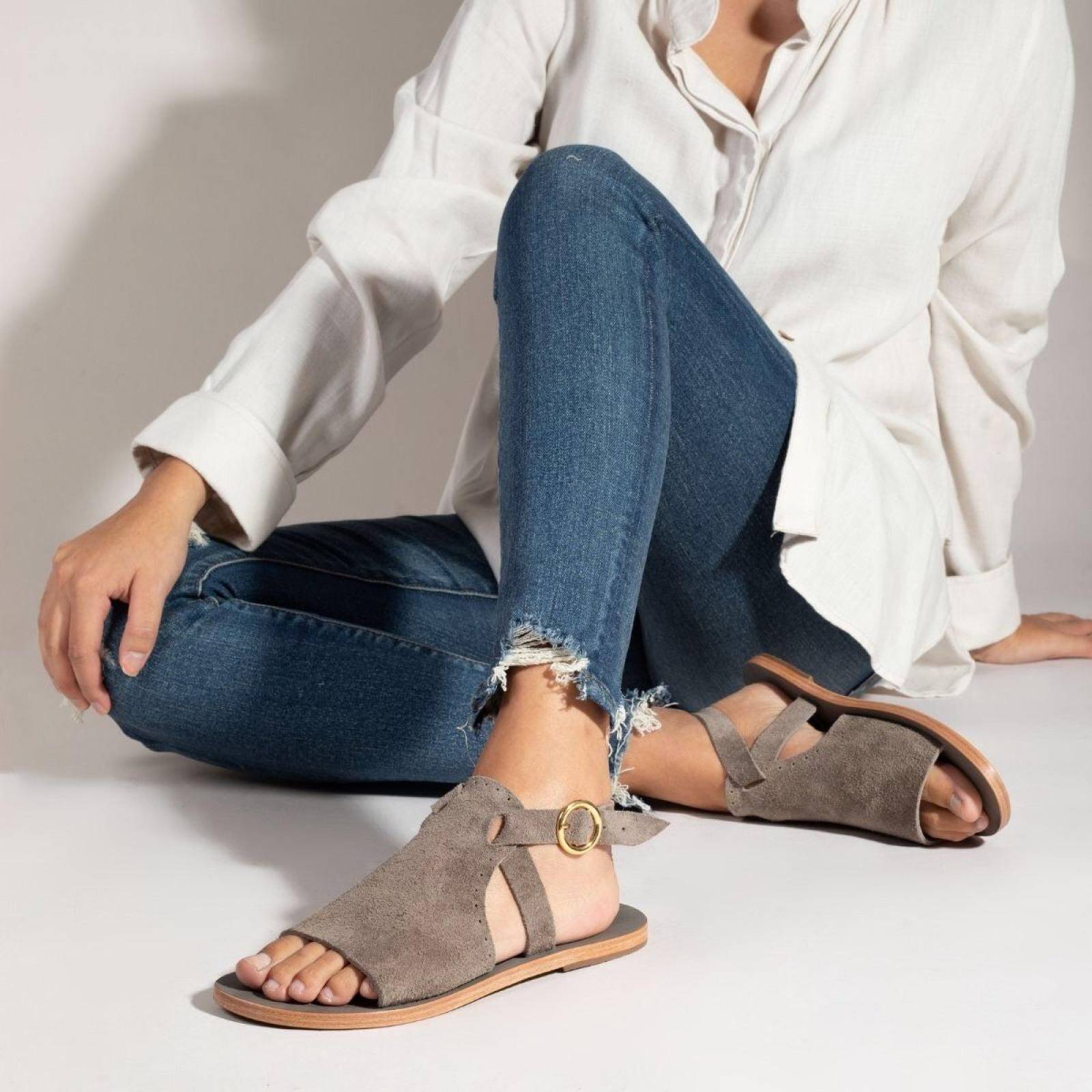 MACARENA - Gamuza Concreto Regina Romero Resort Zapato Sandalia de Piso para Dama en Piel 