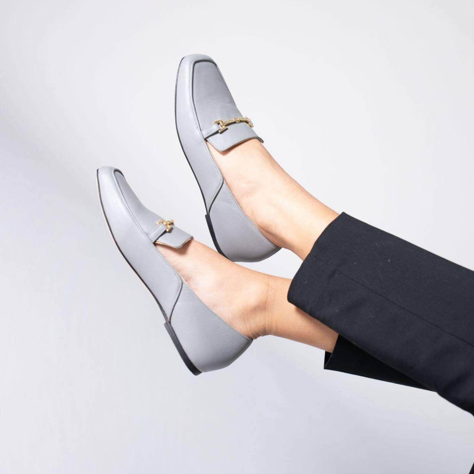 LUA - Gris Regina Romero Zapato Mocasin de Piso para Dama en Piel 