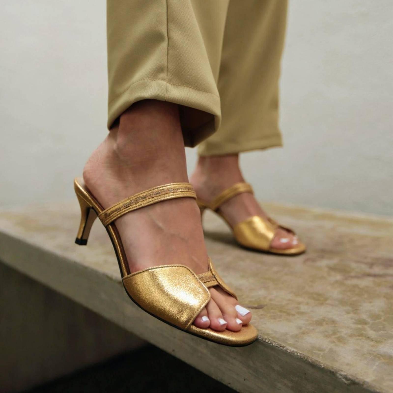 VEGA 60 - Oro Regina Romero Zapato Sandalia Zapatilla Tacon Bajo para Dama en Piel