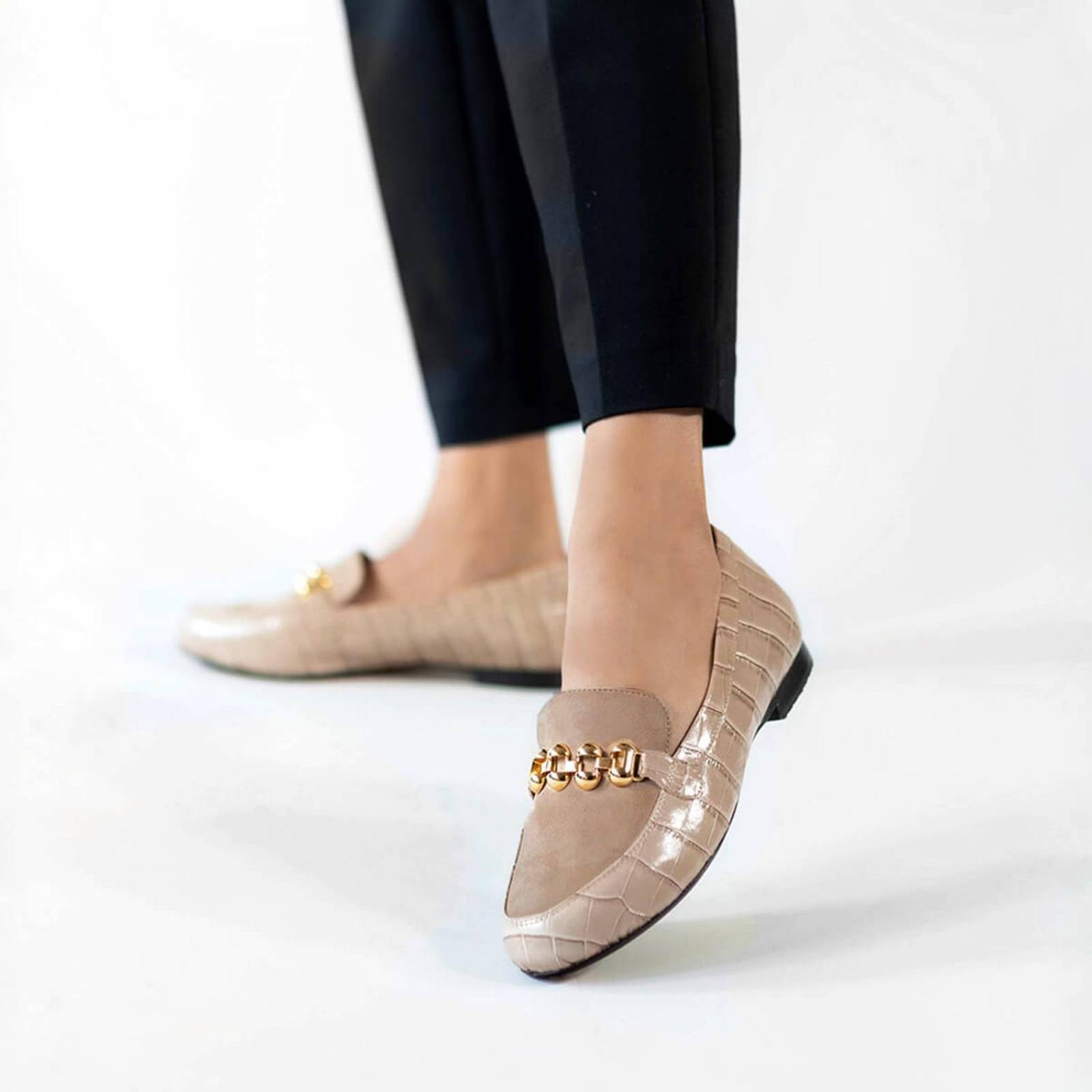 CORINA - Taupe Regina Romero Zapato Mocasin de Piso Para Dama en Piel 