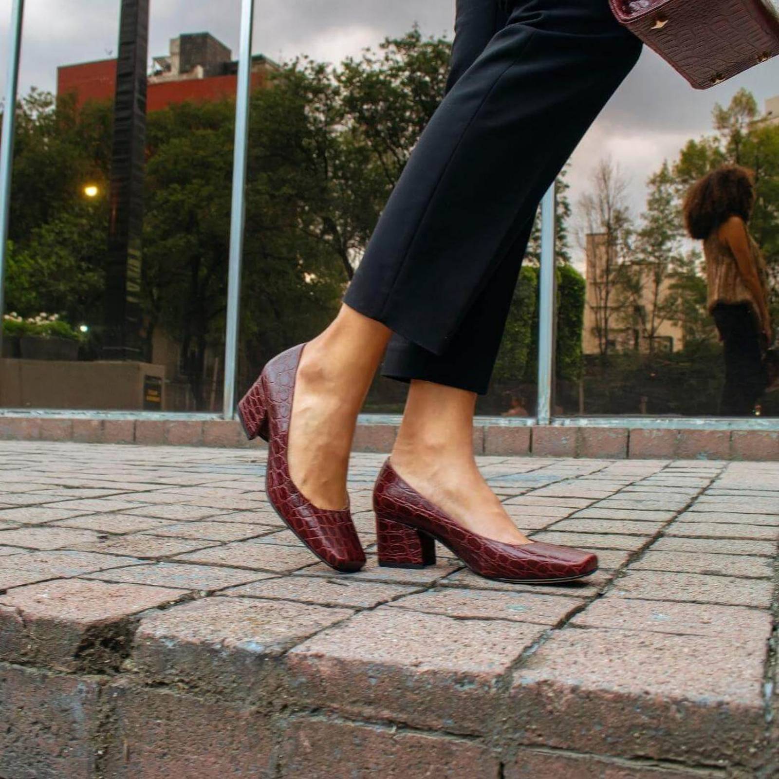 SILVANA 55 - Vino Regina Romero Zapato Zapatilla Tacon Bajo Para Dama en Piel 