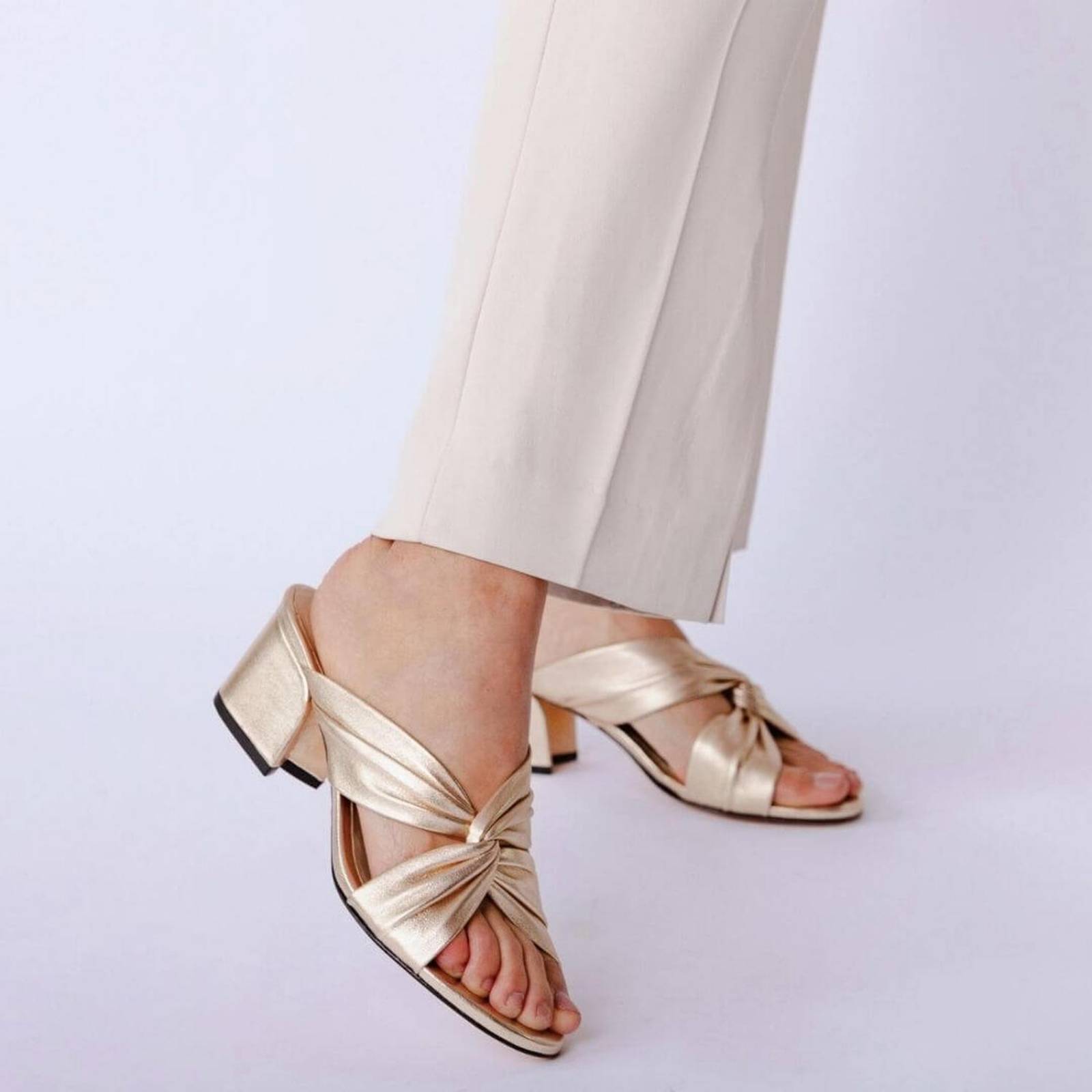 LINDA 55 - Champagne Regina Romero Zapato Sandalia Zapatilla Tacon Bajo Para Dama en Piel 