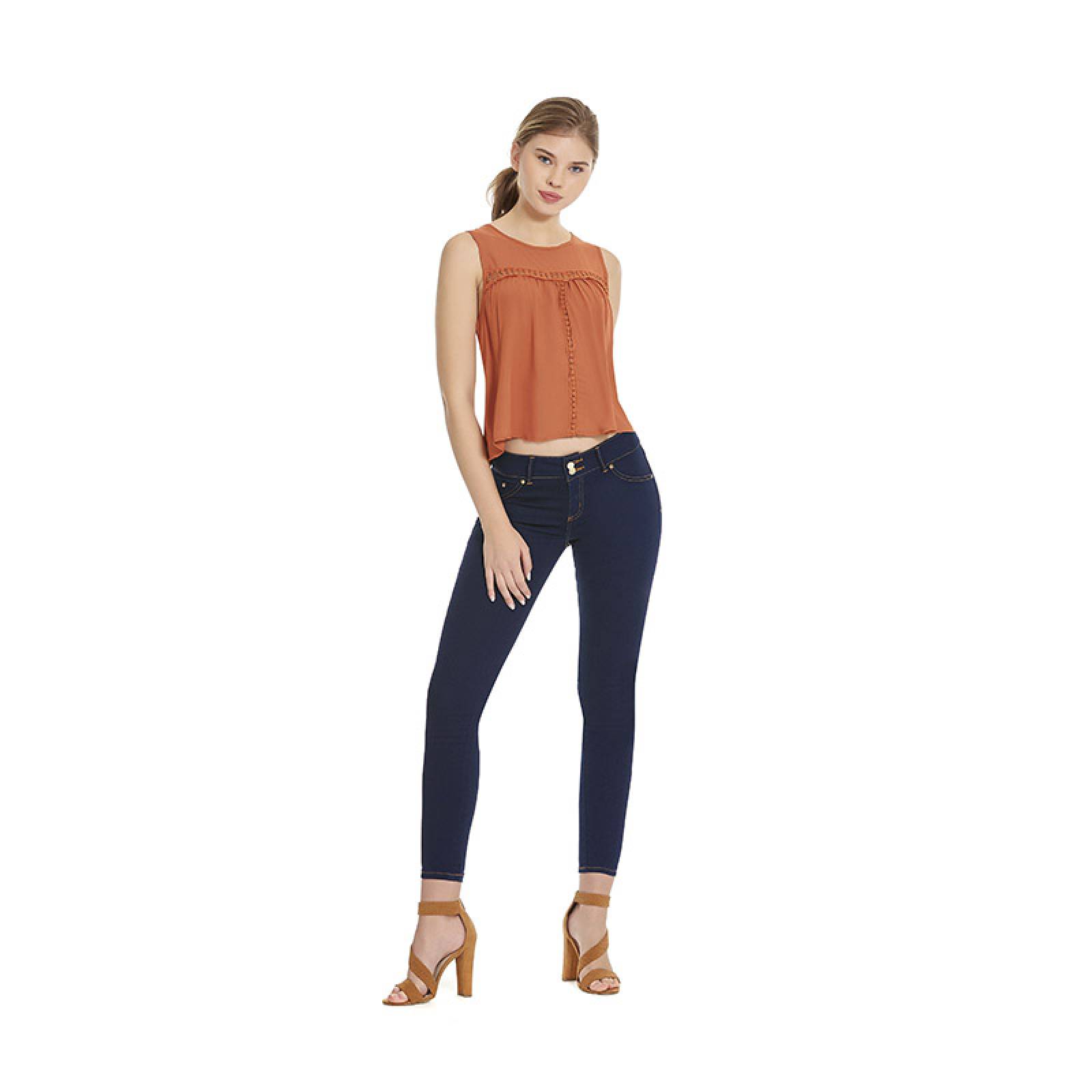 Blusa sin manga con cortes. ZOY