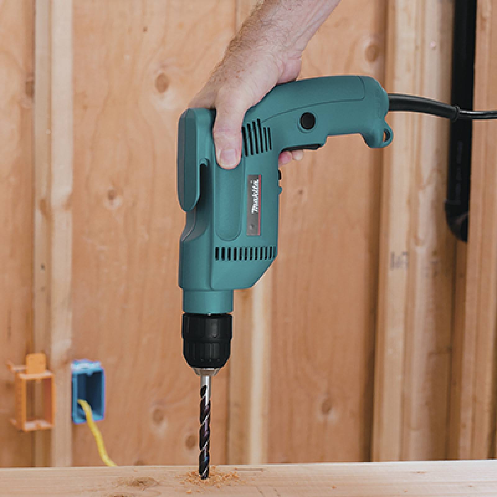 Taladro 3 8in con broquero 530W MAKITA 6408