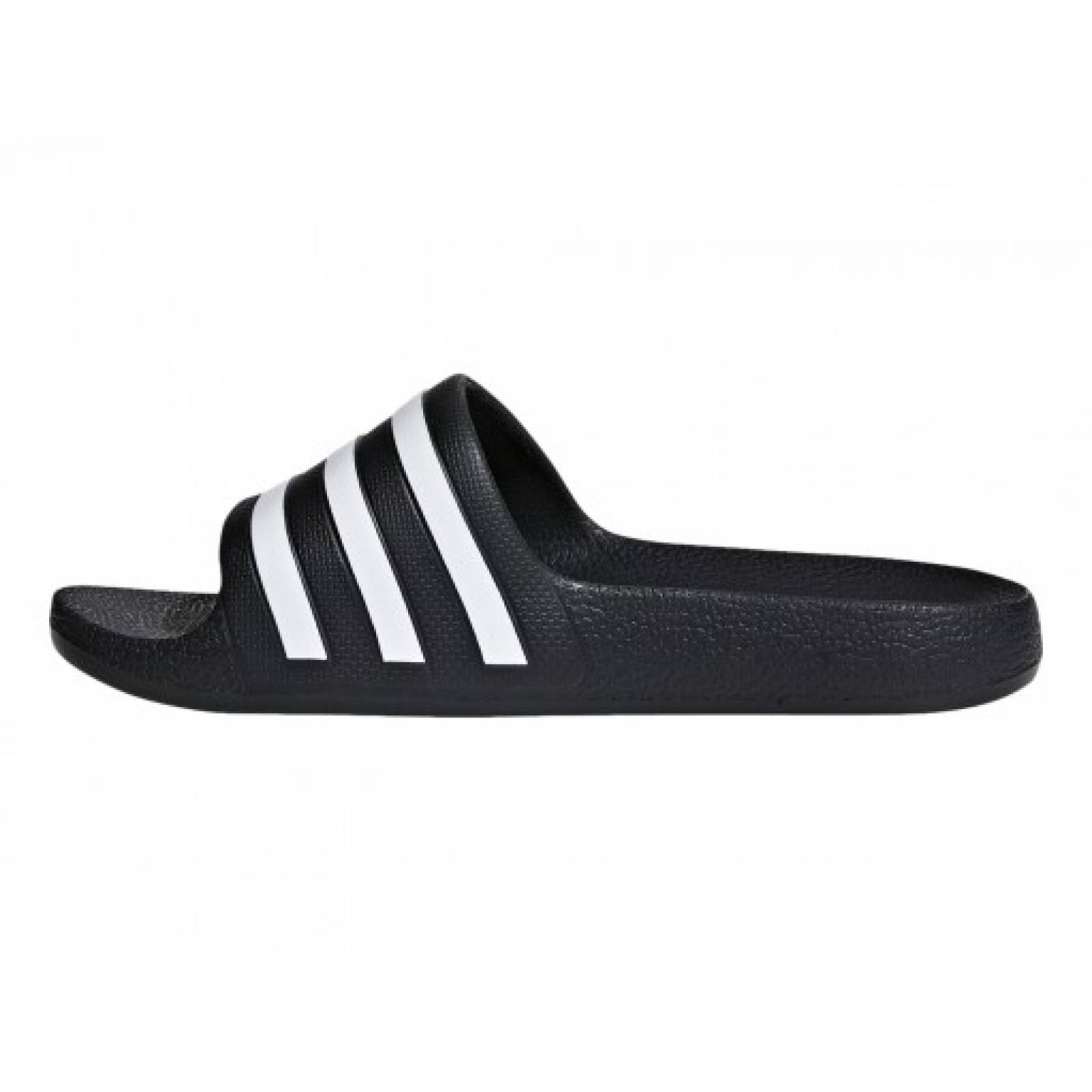 SANDALIAS ADIDAS F35556 CORE BLACK CLOUD WHITE CORE BLACK ADILETE AQUA K 16 5 24 5 Ninos