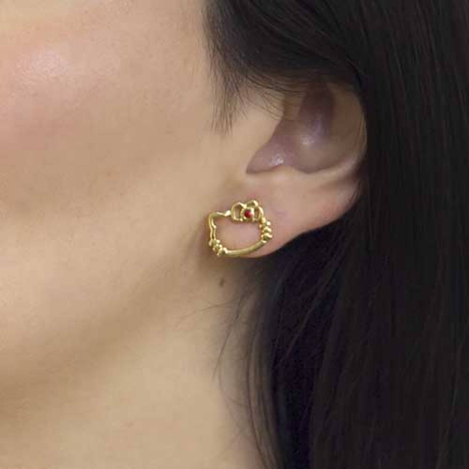 Set de Aretes Hello Kitty Silueta y Mariposa Dorado Brillante