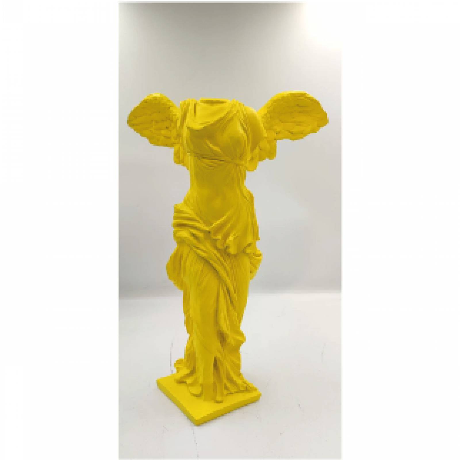 Victoria de resina solida de color amarillo 36 28 17