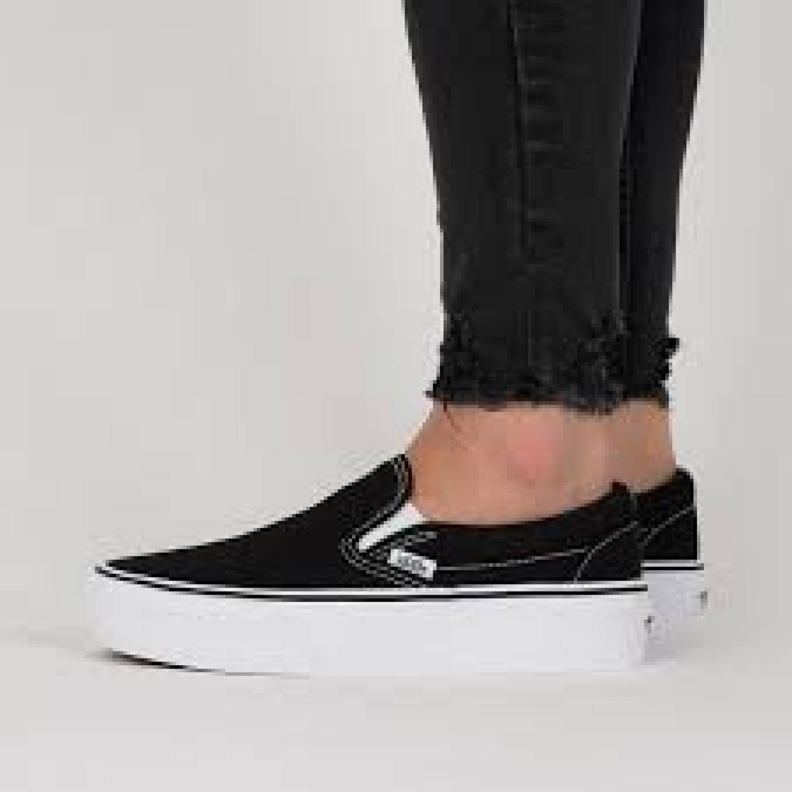 TENIS CLASIC SLIP ON DAMA VANS VN00018EBLK NEGRO