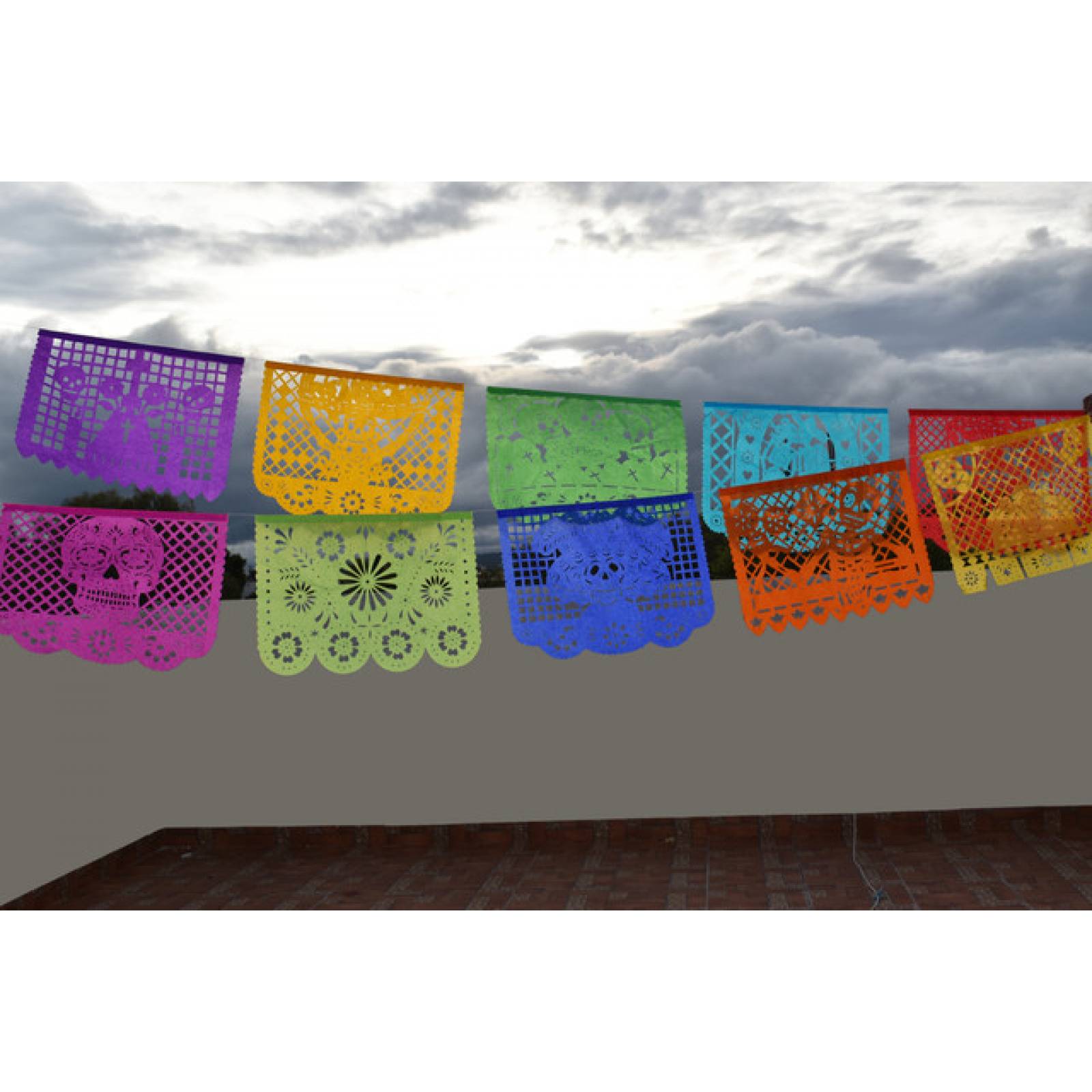 PAPEL PICADO FESTIVAL DE DIA DE MUERTOS -  3 TIRAS DE 5 METROS DE LONGITUD CON 10 CARPETAS (15 METROS) PAPEL CHINA - SEDA (Hecho a Mano)