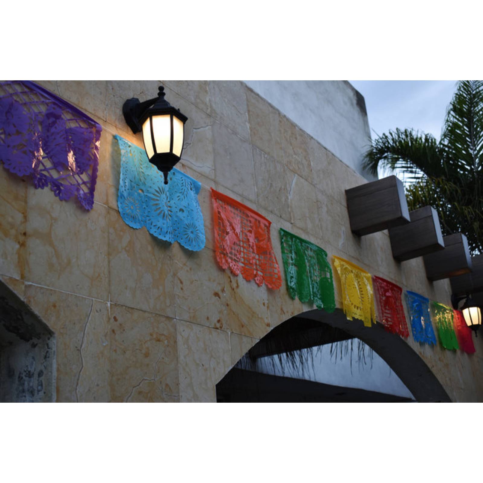 PAPEL PICADO ALEGRIA MEXICANA -  5 TIRAS DE 5 METROS DE LONGITUD CON 9 CARPETAS (25 METROS) PAPEL CHINA - PLASTICO (Hecho a Mano)