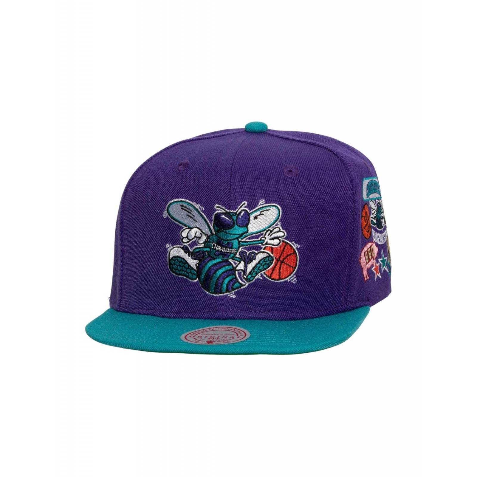Gorra Mitchell & Ness Charlotte Hornets Patch Overload Basquetbol NBA Violeta UNITALLA