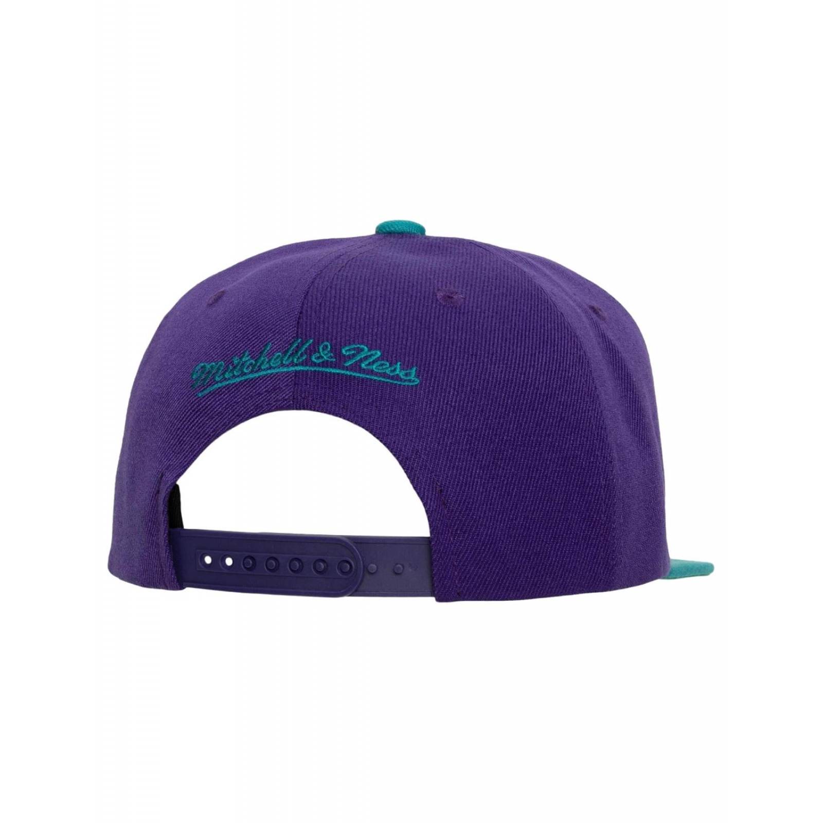 Gorra Mitchell & Ness Charlotte Hornets Patch Overload Basquetbol NBA Violeta UNITALLA