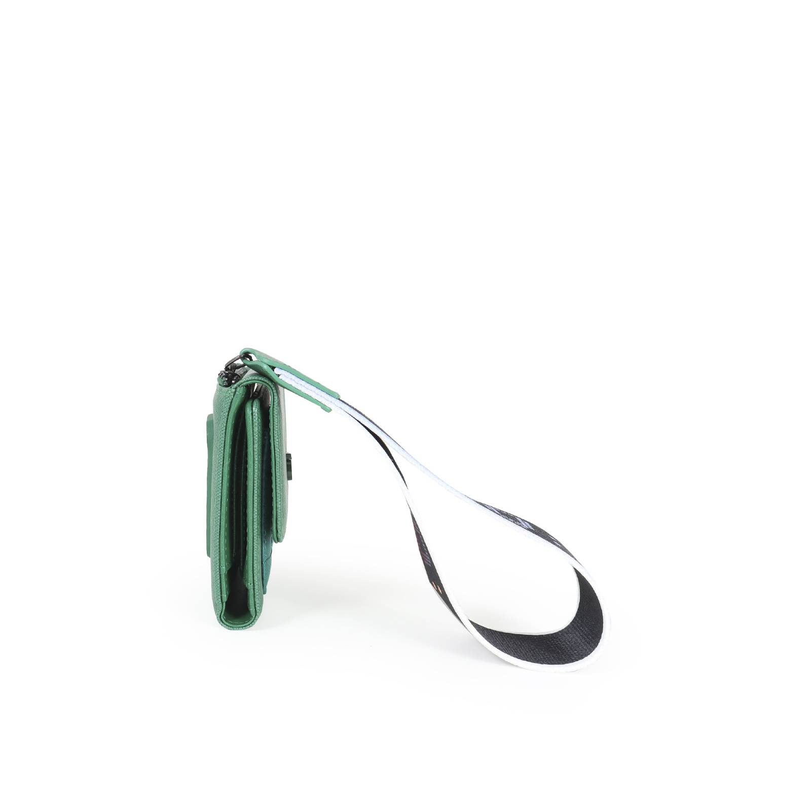 Cartera Flap para Mujer Cloe Material Reciclado con Maneral