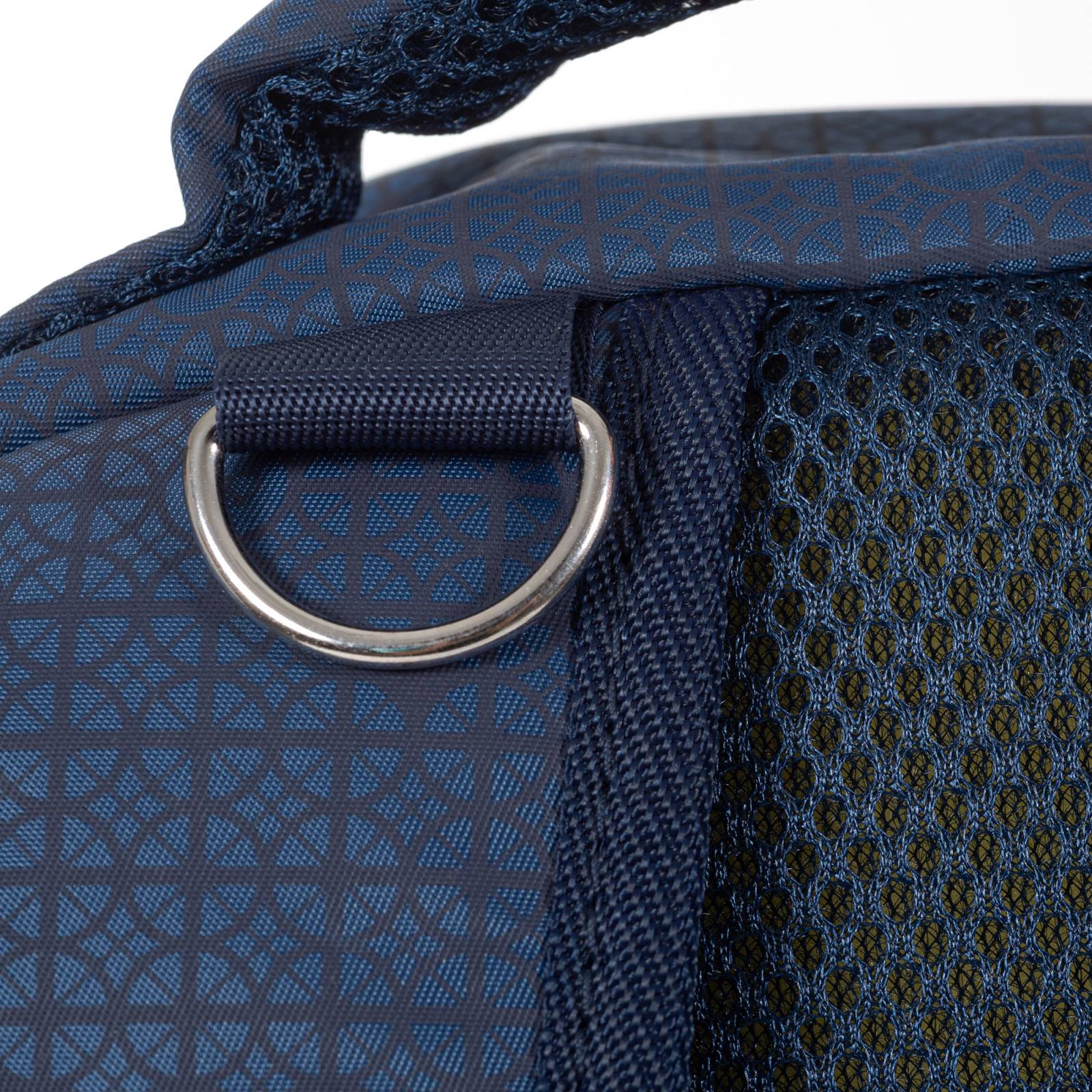 Pañalera backpack textil con trama icónica de la marca