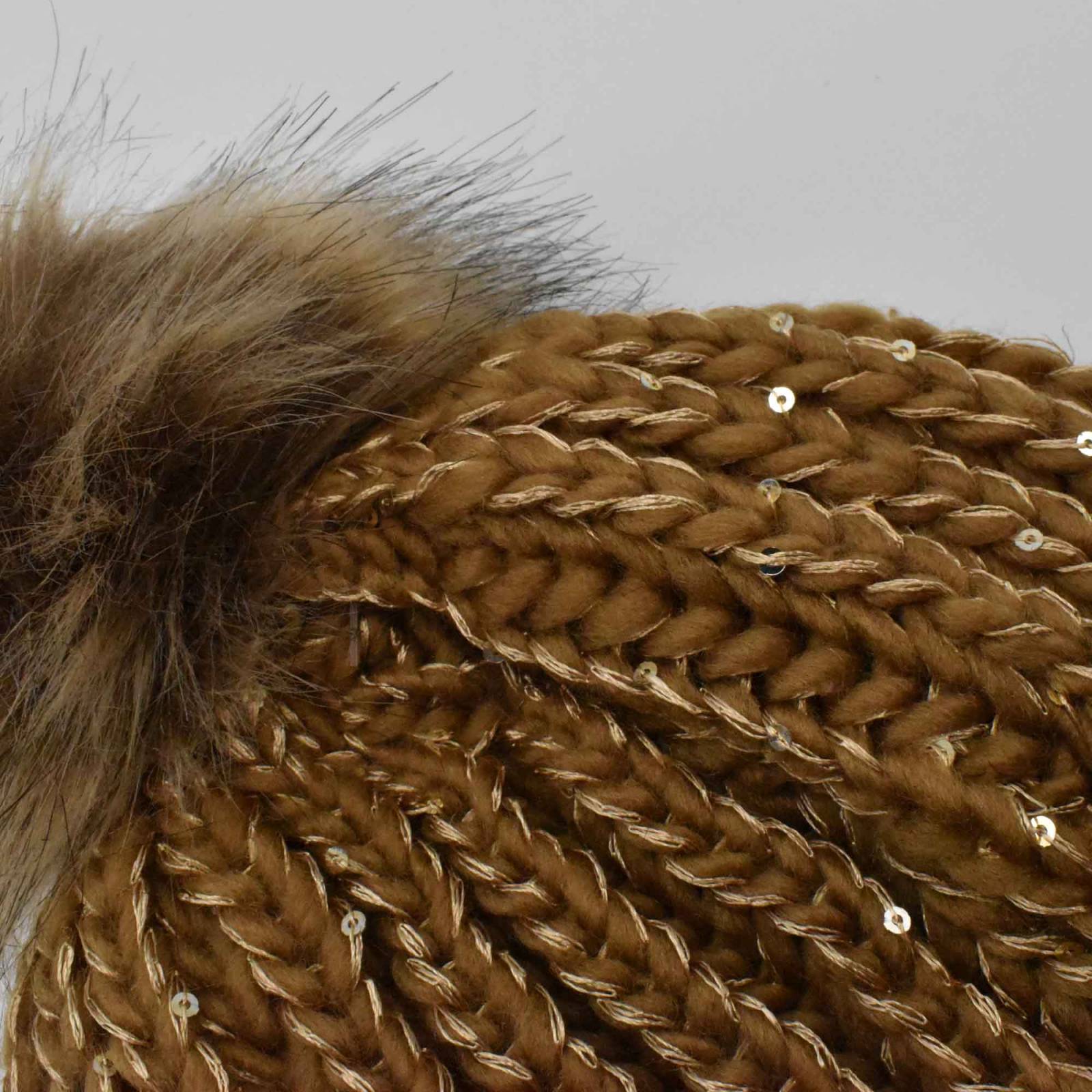 INVIGORATE, Gorro tejido color camel, detalle en lentejuela a tono y pompon color café, mujer.