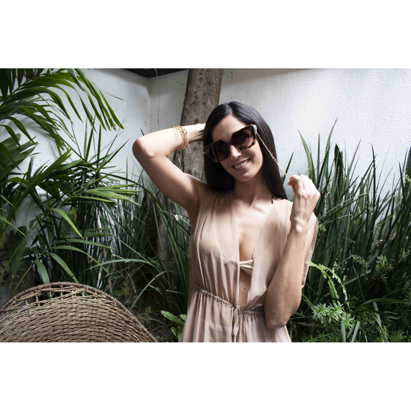 ADORN, Cadena para lentes y cubre bocas, color dorado diseño en estrellas a tono, mujer.