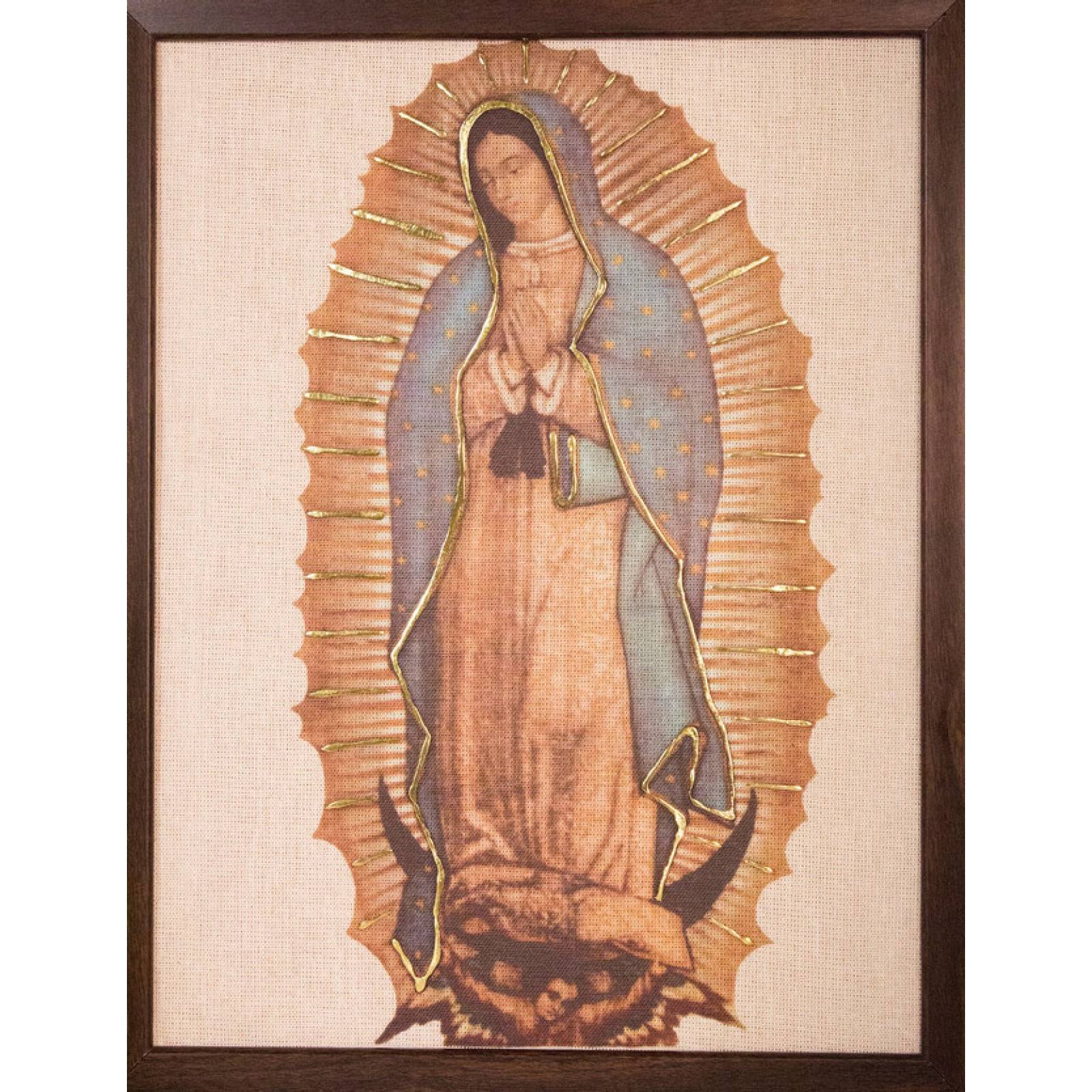 Cuadro Virgen de Guadalupe con relieves dorados chico color roble medida 25x19 cm