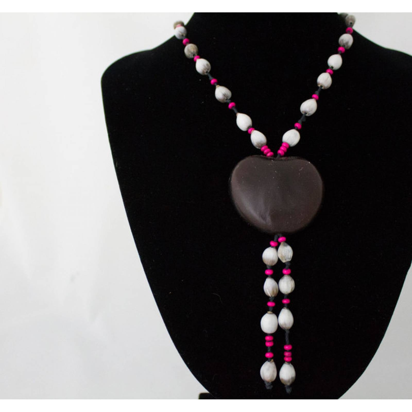 Collar corazon semilla