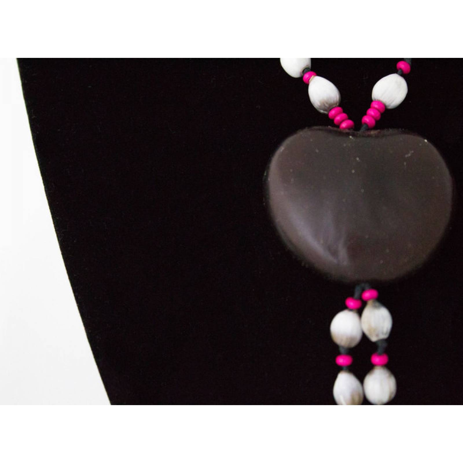 Collar corazon semilla