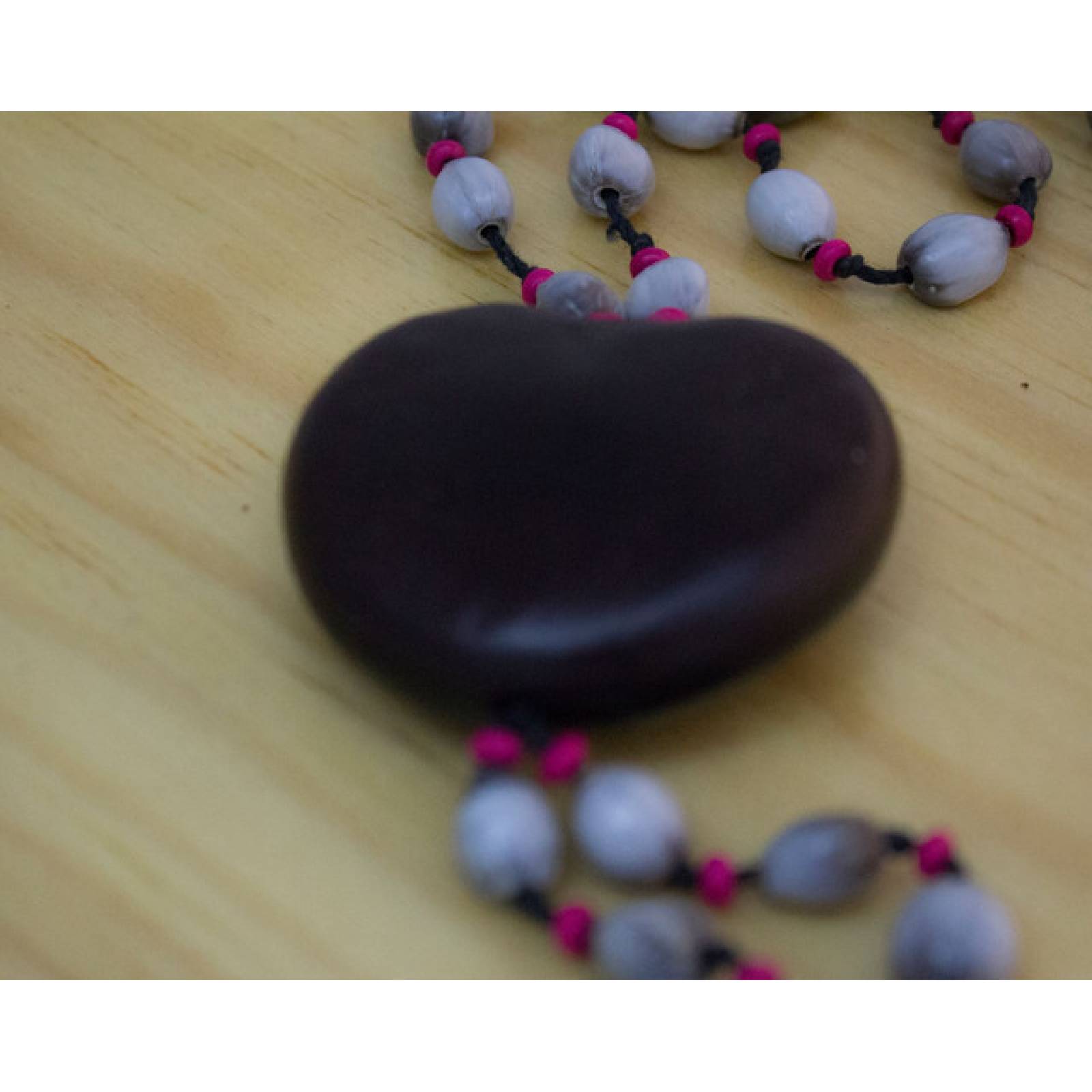 Collar corazon semilla