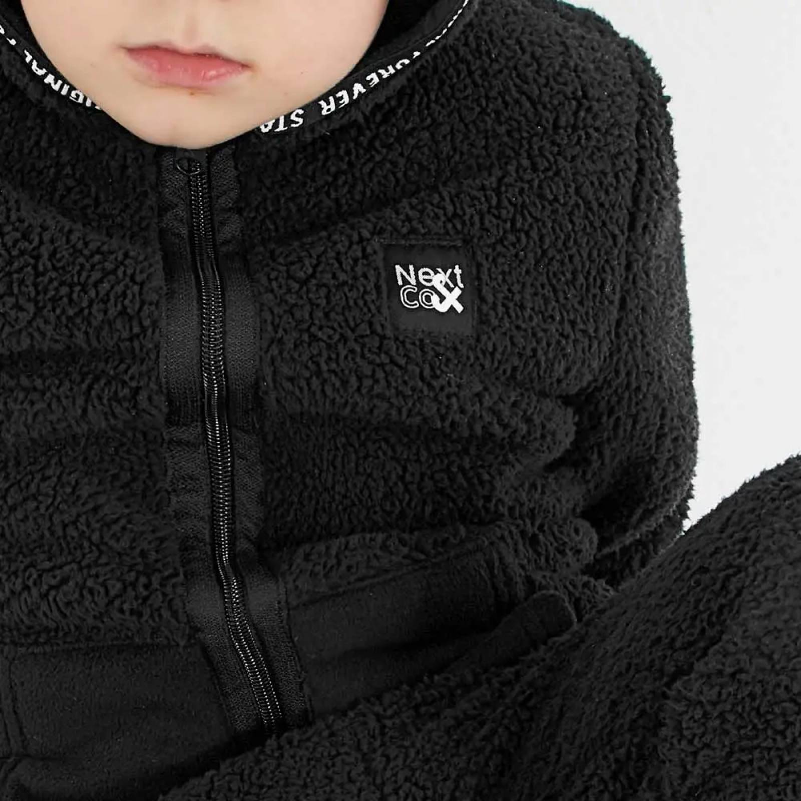 Conjunto/traje deportiva niño negro Next & Co modelo 222F