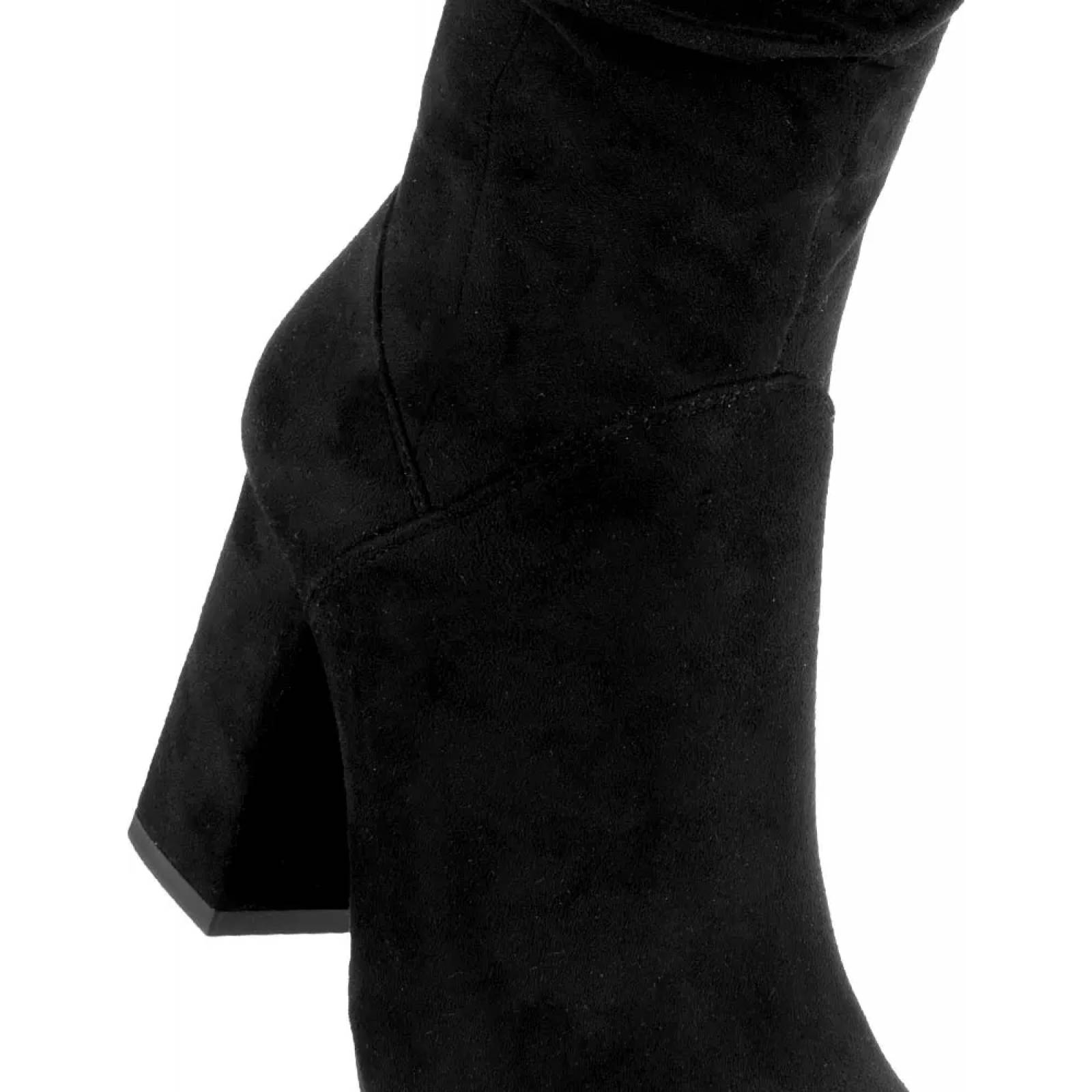Botas largas dama negro Yaeli modelo 2321