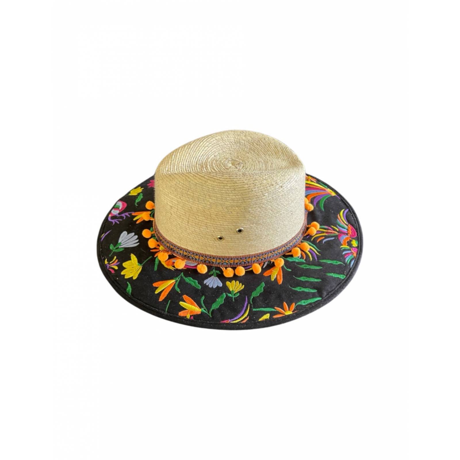 Sombrero artesanal de palma forrado en tela bordada
