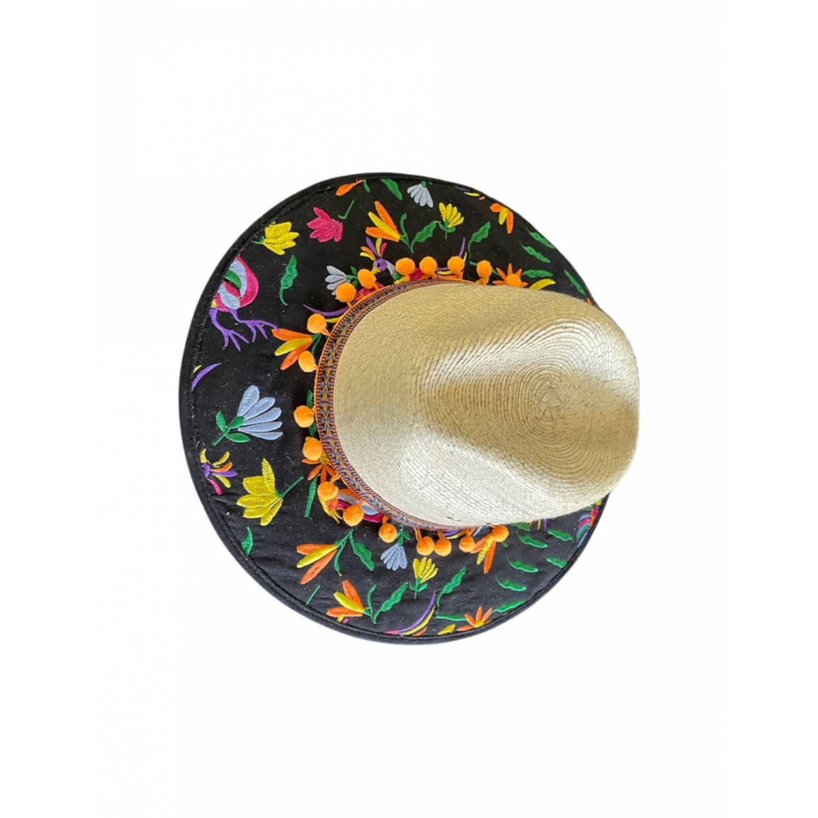 Sombrero artesanal de palma forrado en tela bordada