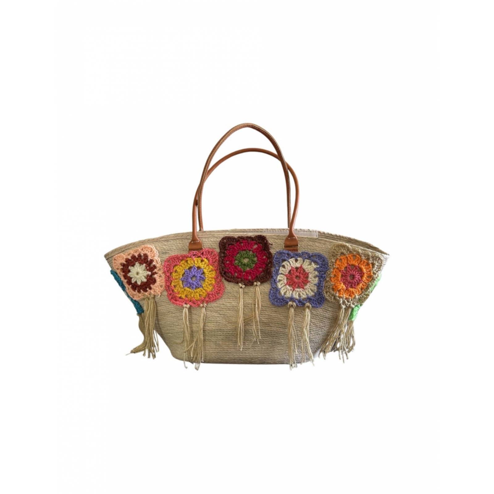 Bolsa de palma artesanal con decorado en mandalas