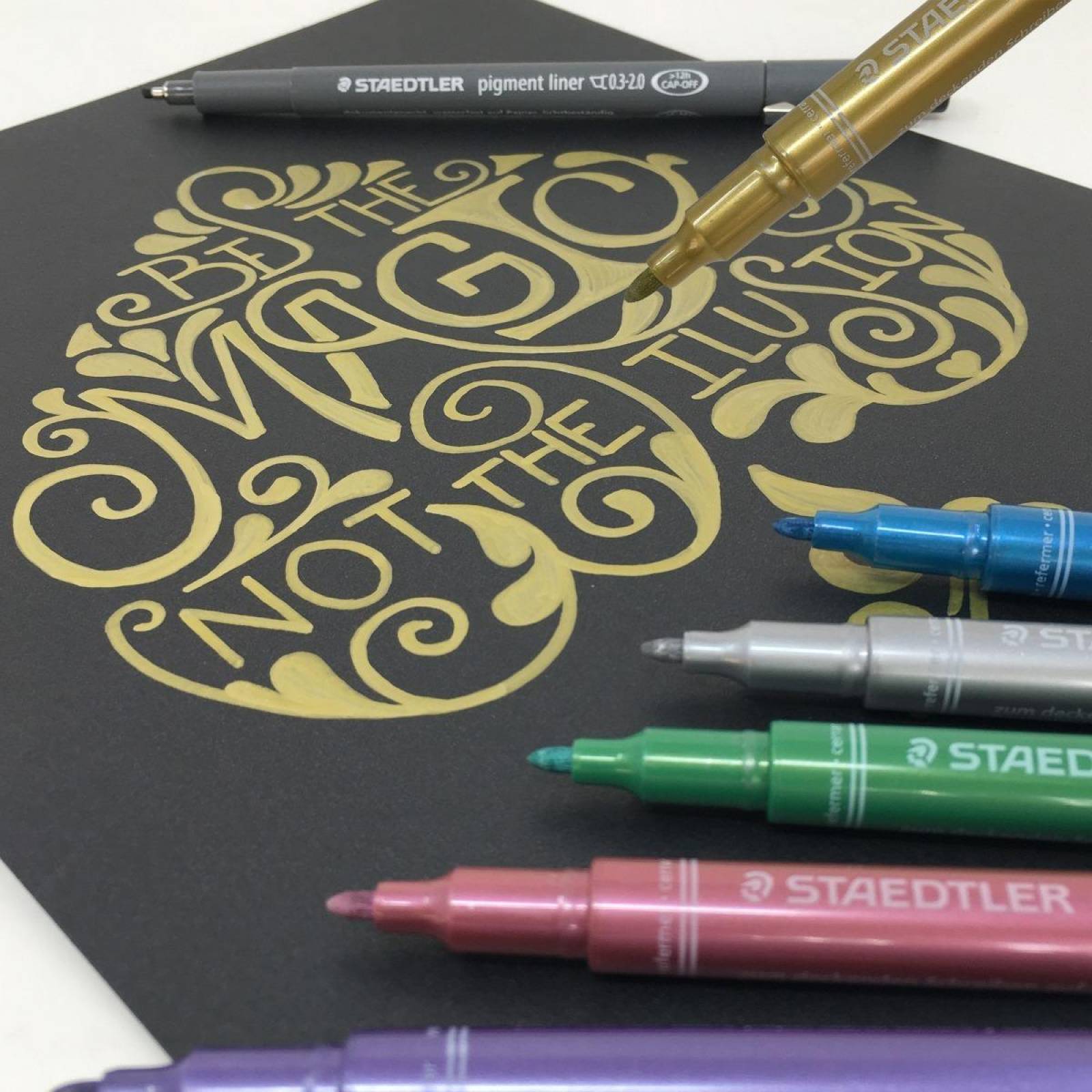 Set de Seis Rotuladores con Fineliner y Paquete de Hojas Negras 