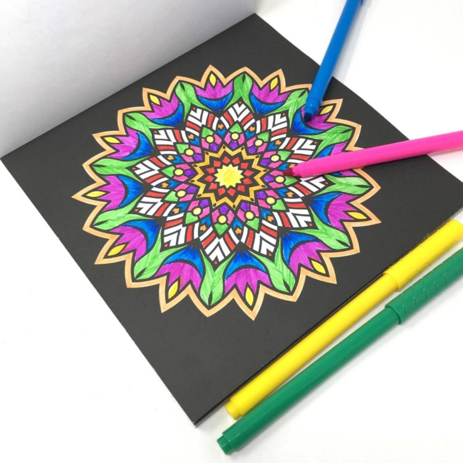 2 Blocks de Mandalas Altamira para Colorear Y 24 Plumones Punta Cónica