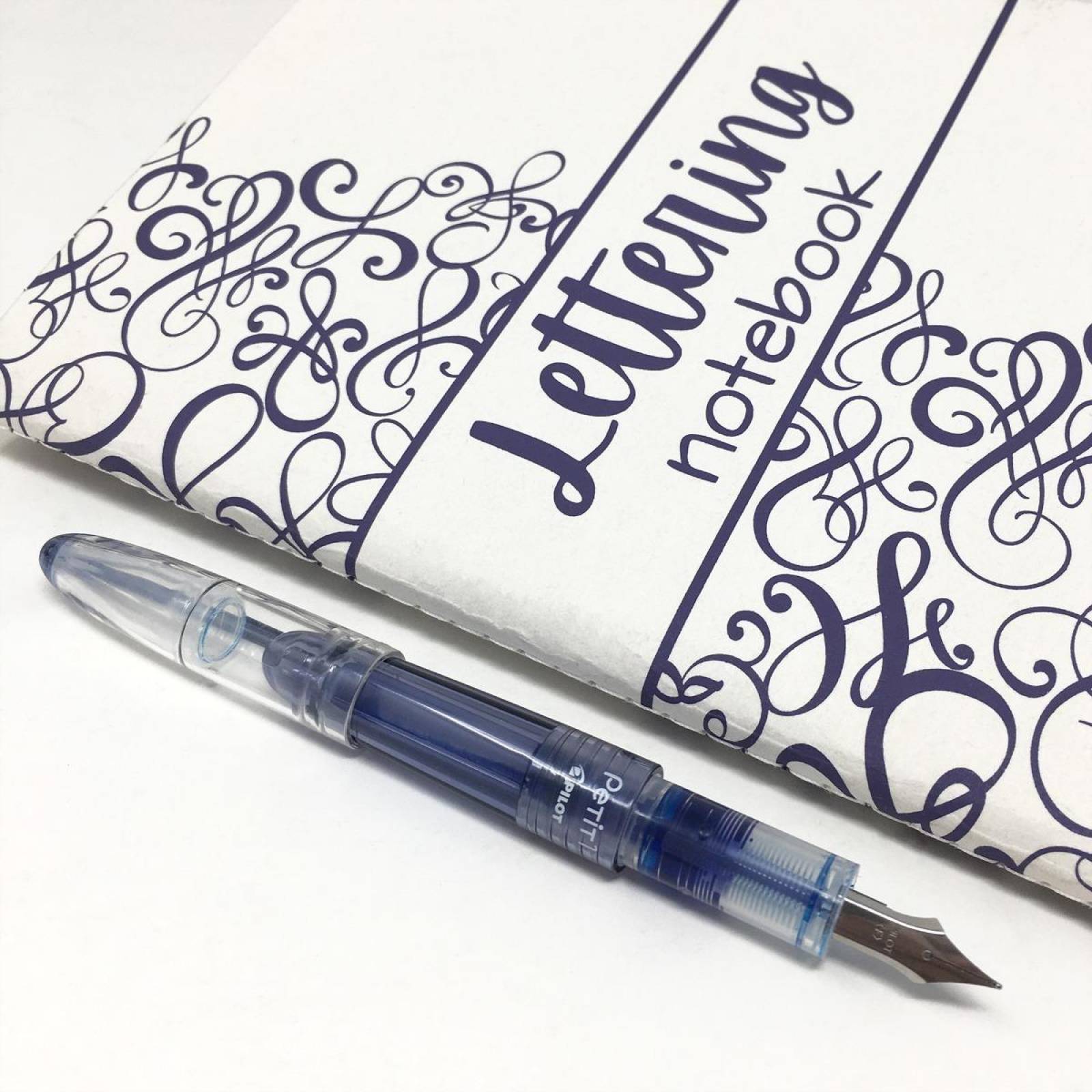 Libreta para Lettering con Pluma Fuente Petit y Tres Cartuchos de Repuesto 