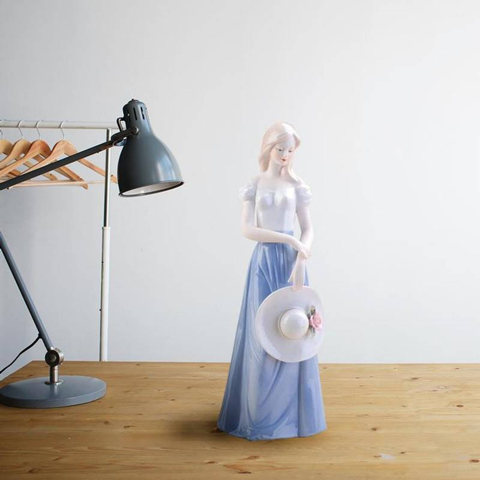 Figura de mujer elegante MXMWP-001-7 1pza 12x30x12cm Frente x Alto x Fondo Porcelana Artesanal MadameRousseau