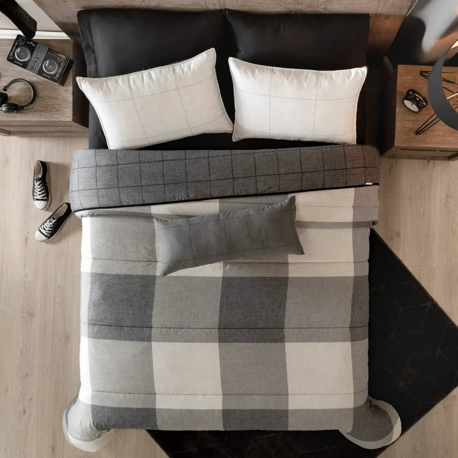 Edredón matrimonial gris cuadros con fundas y cojines